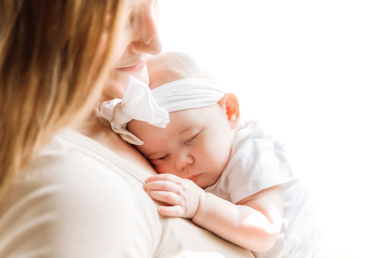 Newborn with mother photoshoot with photographer located throughout the Kansas City Metro area. Based in Blue Springs, Missouri.
