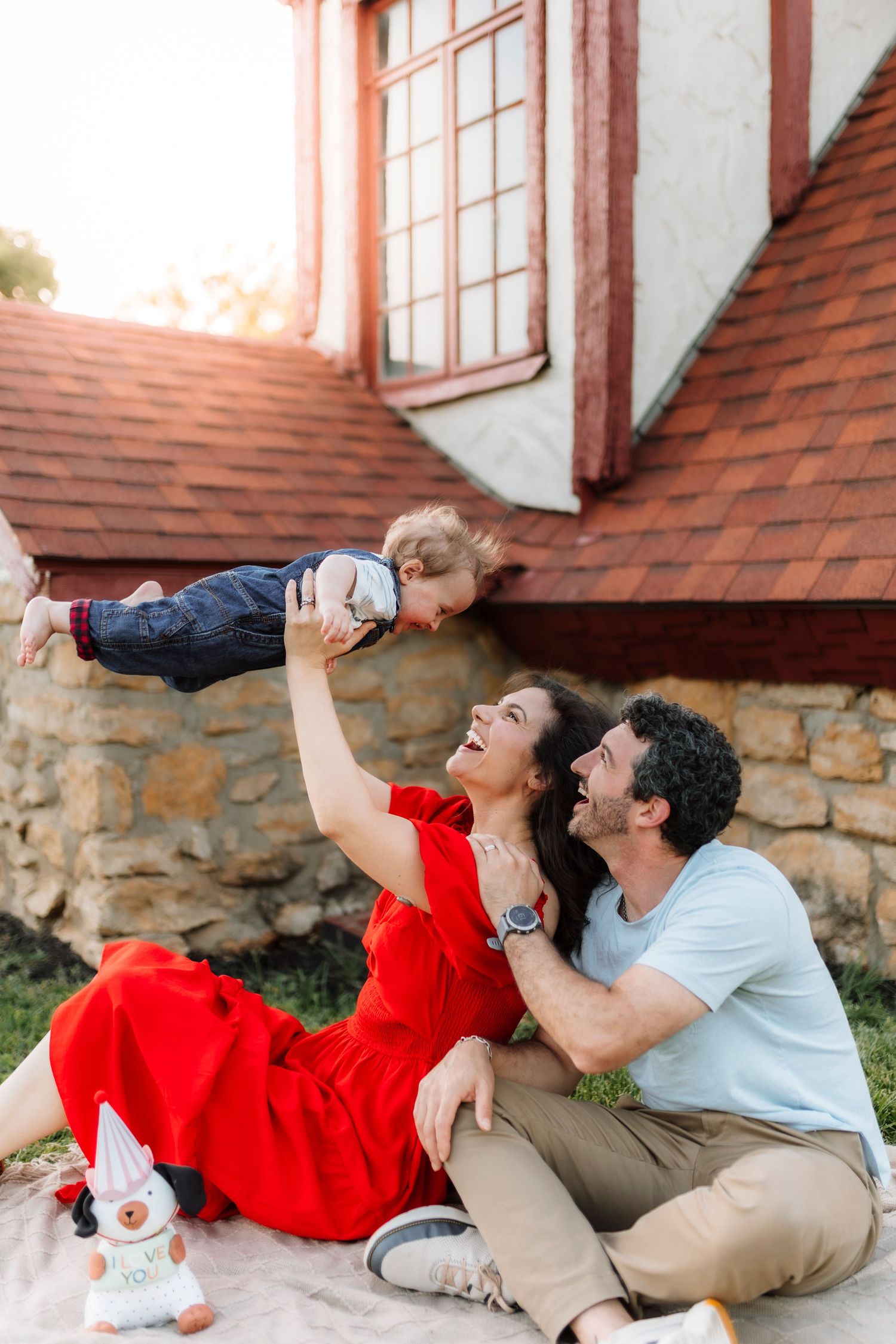 Family photoshoot next to brick building with photographer located throughout the Kansas City Metro area. Based in Blue Springs, Missouri.