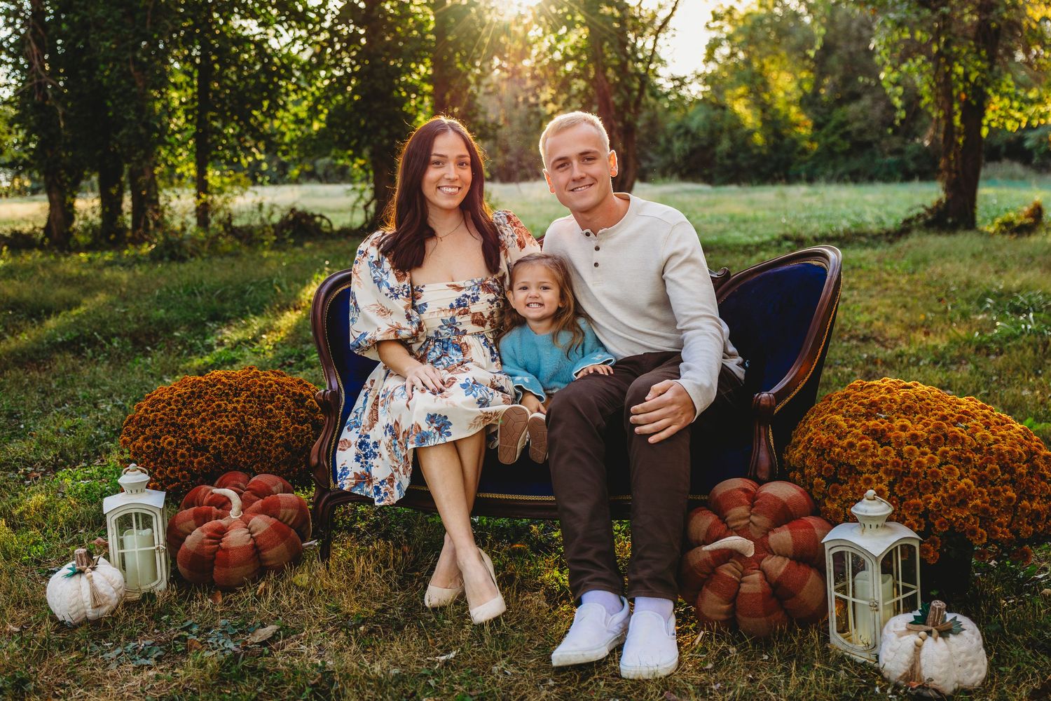 Family photographer located throughout the Kansas City Metro area. Based in Blue Springs, Missouri.