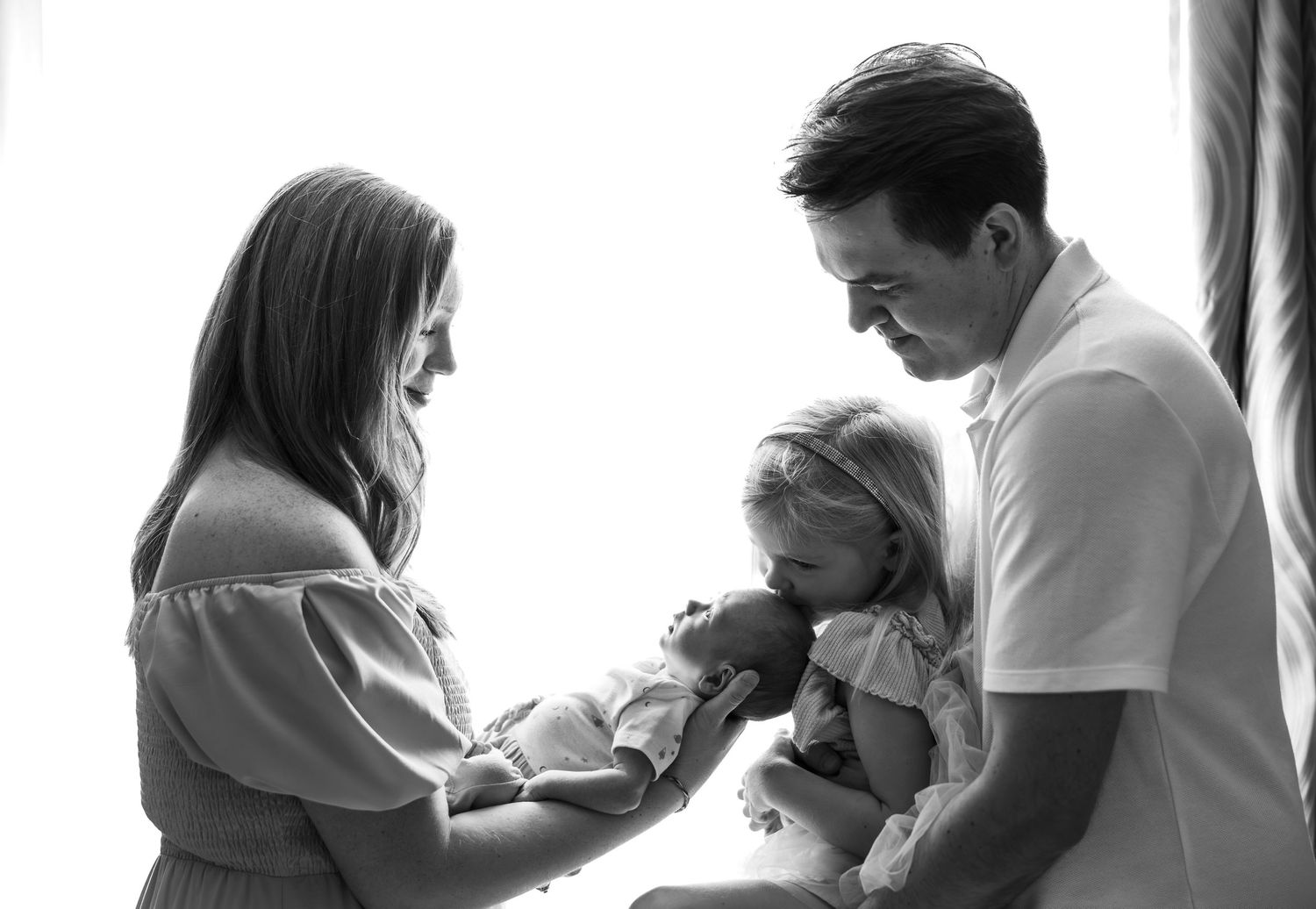 Family and newborn photographer located throughout the Kansas City Metro area. Based in Blue Springs, Missouri.