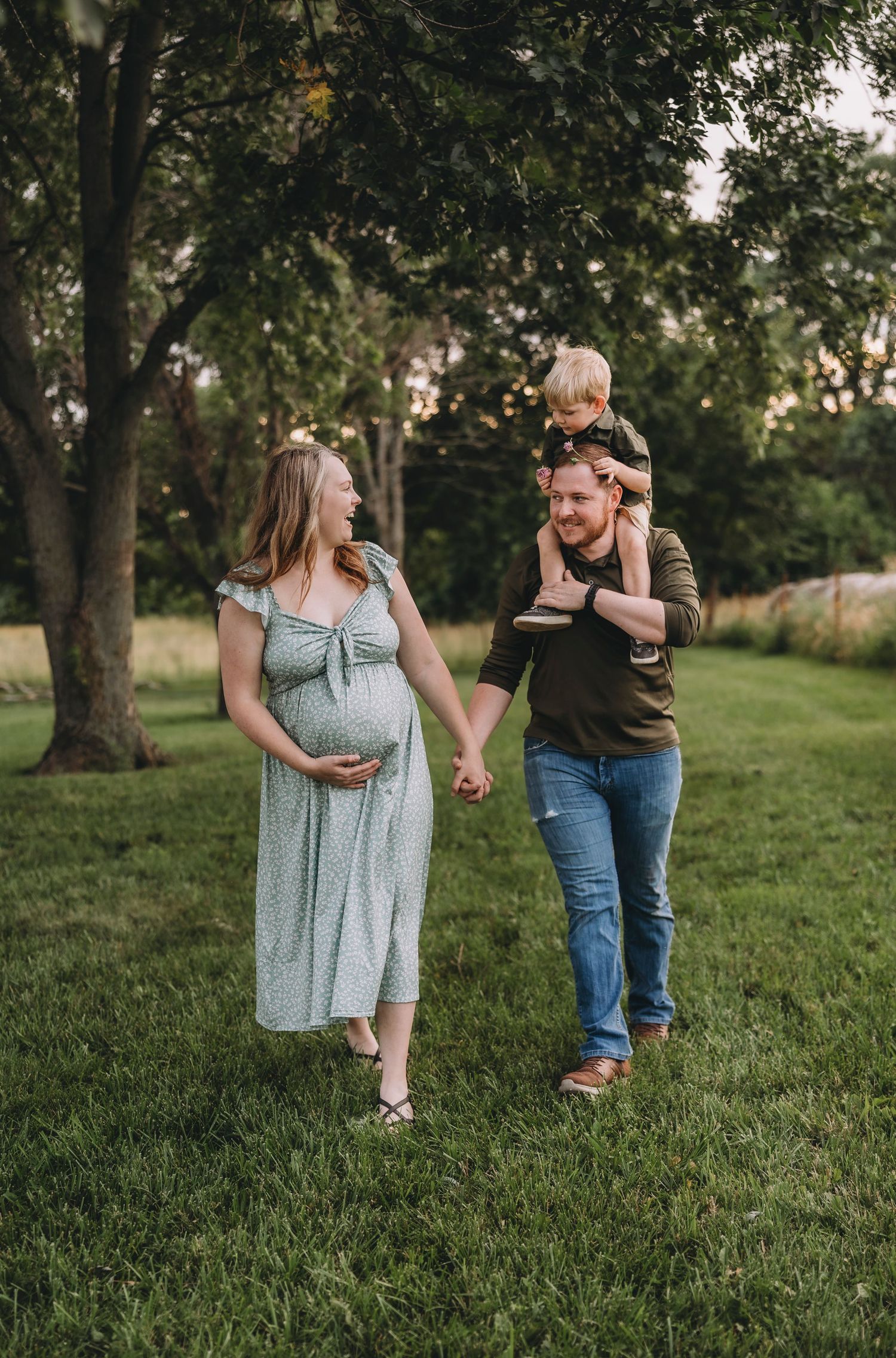 Family photoshoot on their family farm with photographer located throughout the Kansas City Metro area. Based in Blue Springs, Missouri.