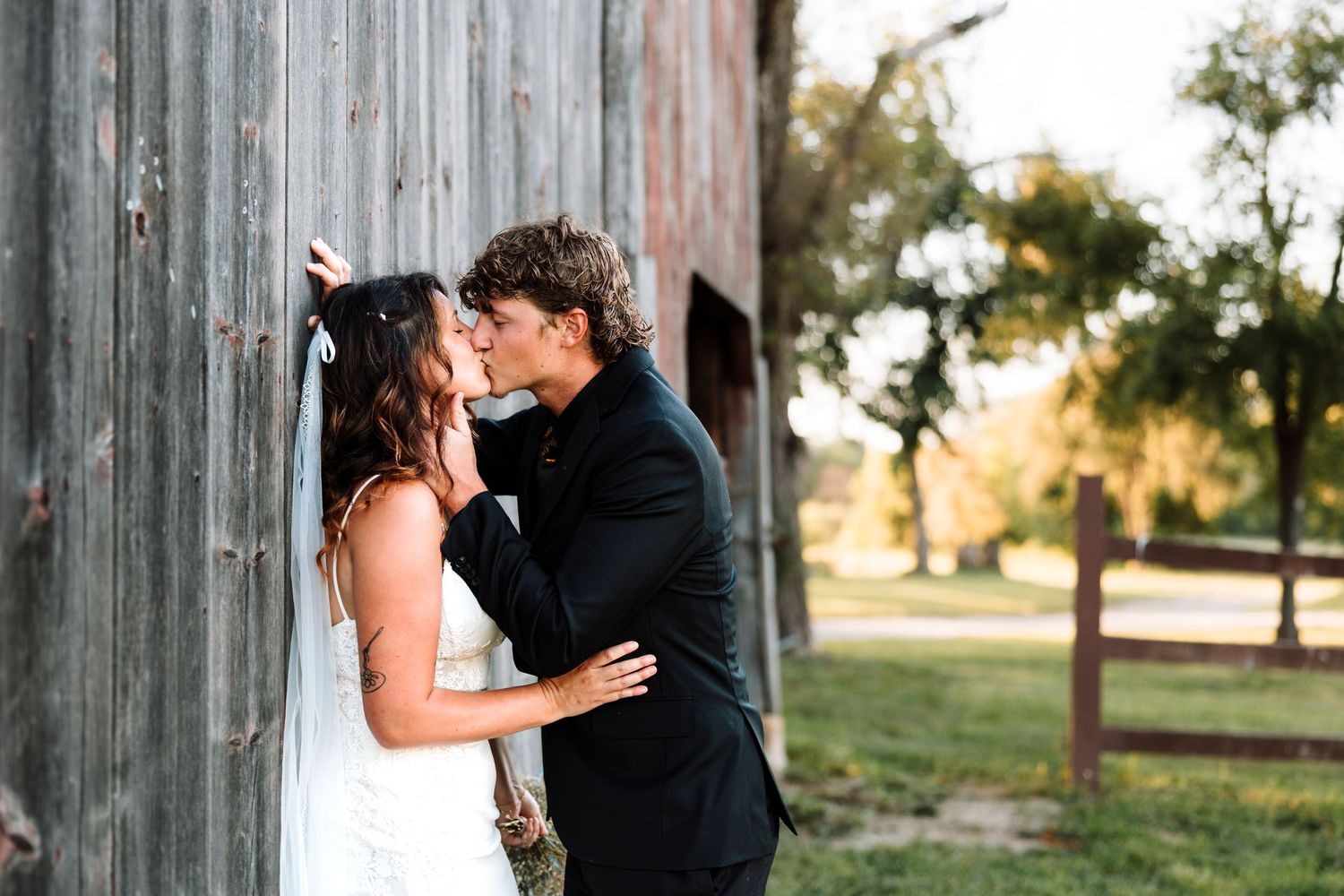 Wedding photoshoot at a barn with photographer located throughout the Kansas City Metro area. Based in Blue Springs, Missouri.