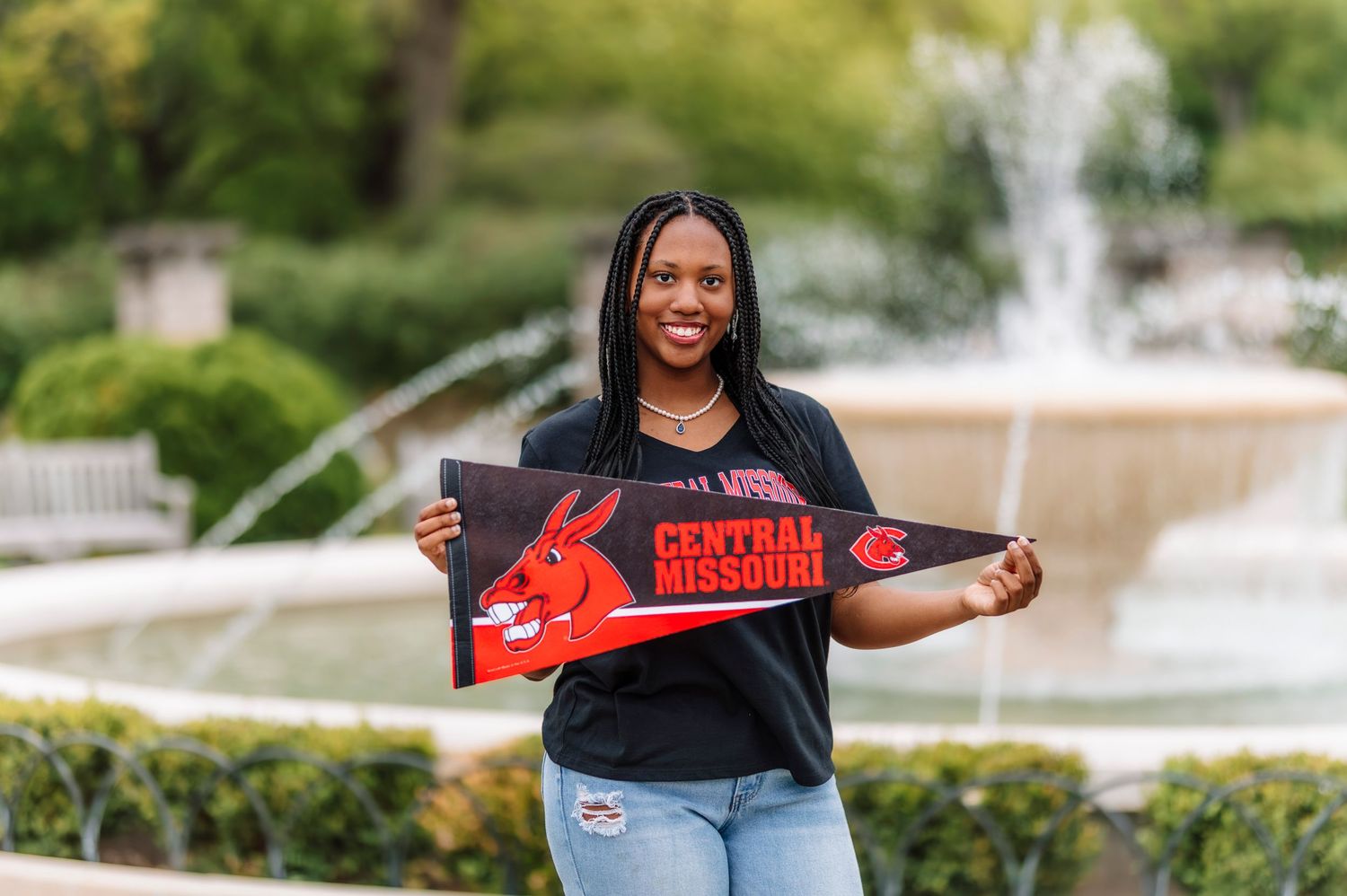Senior and graduate photographer located throughout the Kansas City Metro area. Based in Blue Springs, Missouri.