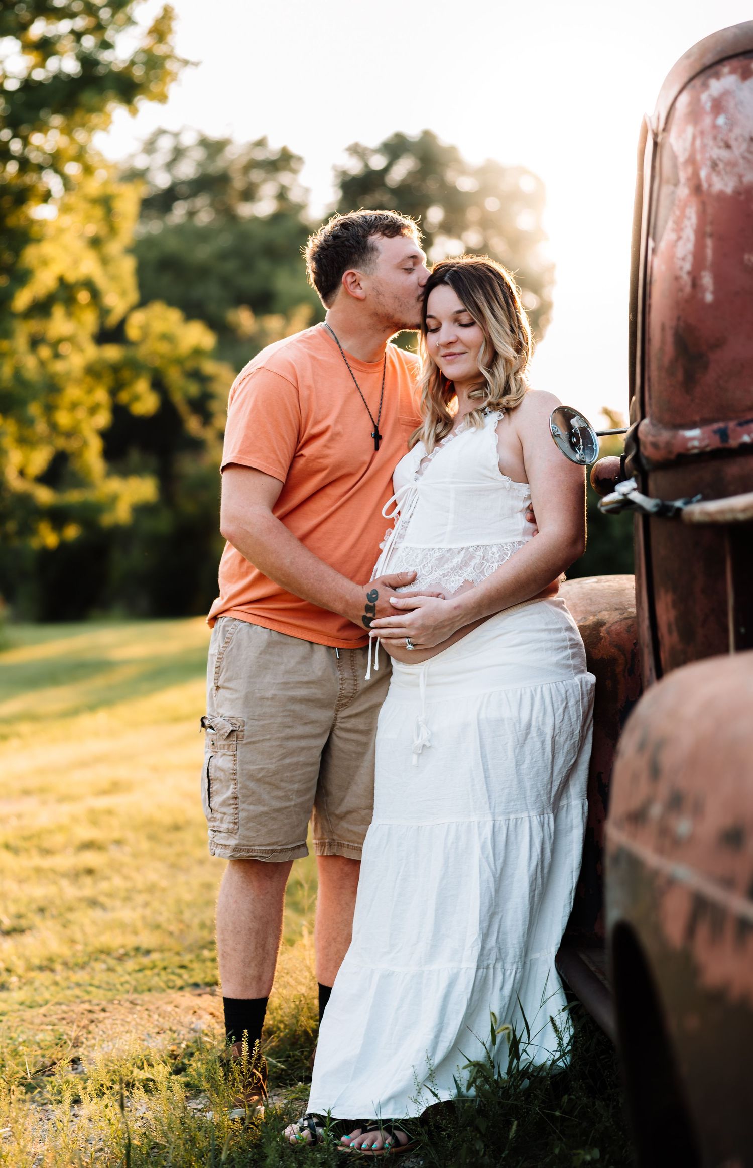 Maternity photoshoot by a vintage truck with photographer located throughout the Kansas City Metro area. Based in Blue Springs, Missouri.