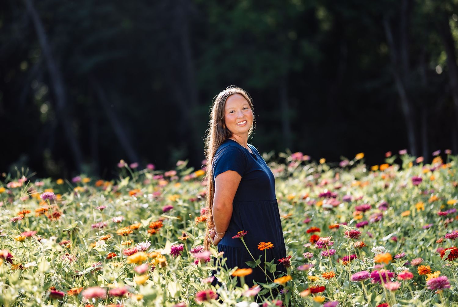 Senior photoshoot in a zinnia field with photographer located throughout the Kansas City Metro area. Based in Blue Springs, Missouri.