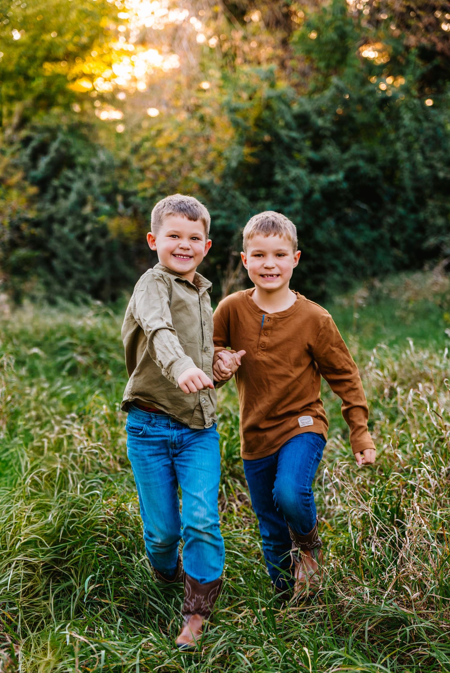 Family photographer located throughout the Kansas City Metro area. Based in Blue Springs, Missouri.