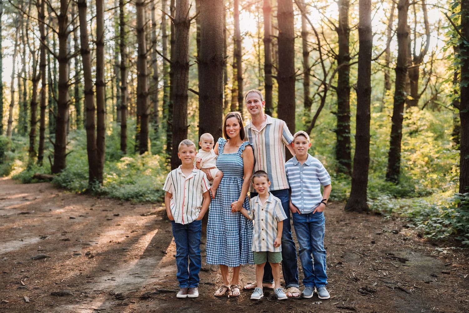 Family photoshoot in the woods with photographer located throughout the Kansas City Metro area. Based in Blue Springs, Missouri.