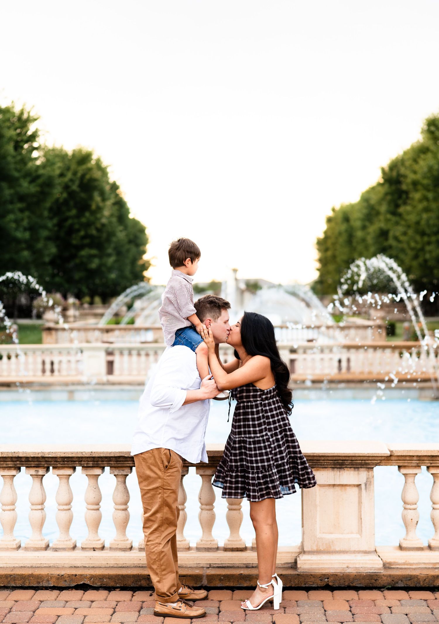 Family photographer located throughout the Kansas City Metro area. Based in Blue Springs, Missouri.
