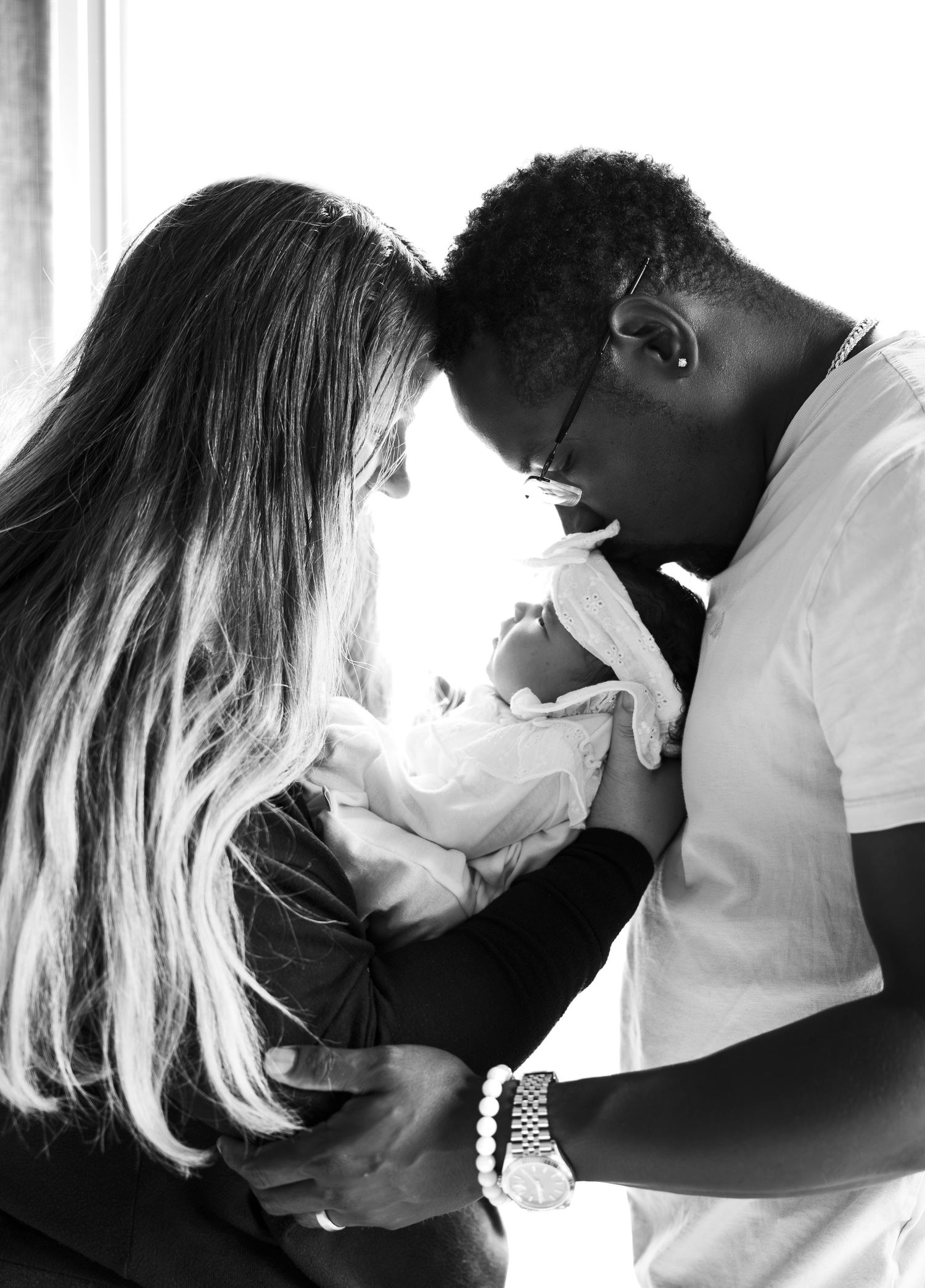 Newborn family photoshoot with photographer located throughout the Kansas City Metro area. Based in Blue Springs, Missouri.