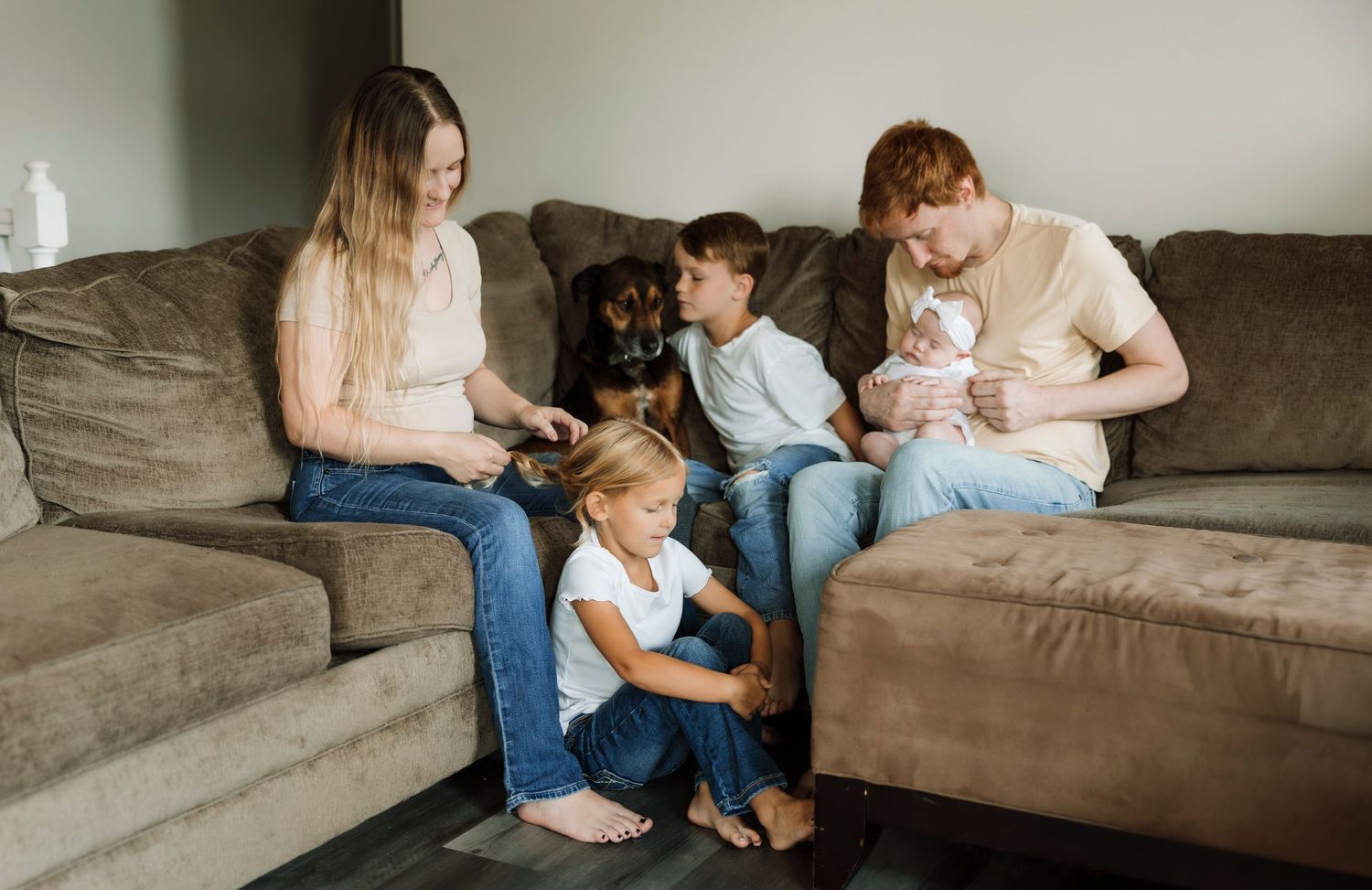 Newborn family photoshoot with photographer located throughout the Kansas City Metro area. Based in Blue Springs, Missouri.