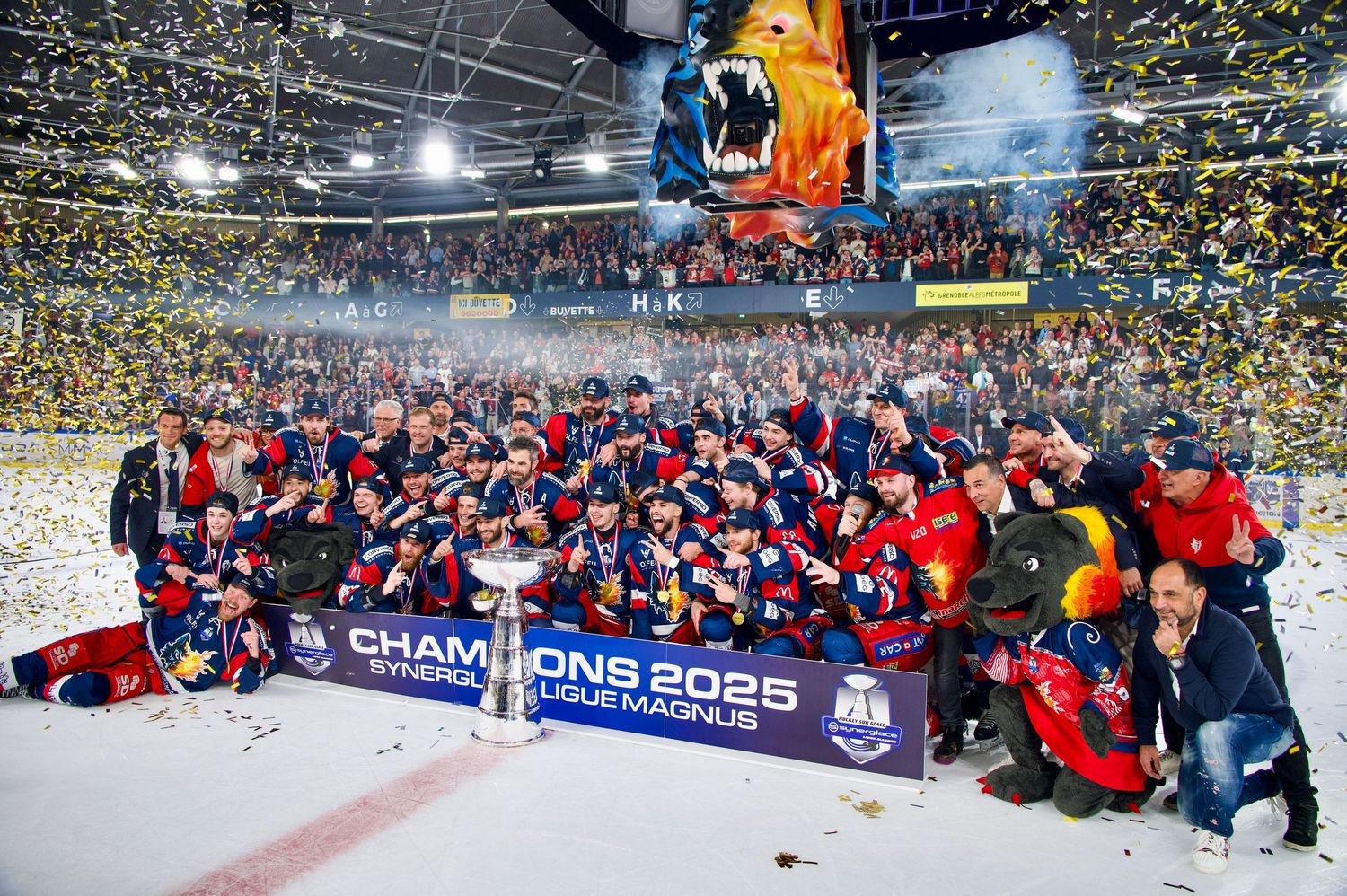 Team photo of the Bruleurs du Loup, Grenoble Ice hockey team, and Ligue Magnus 2025 champions as they celebrate their win in the final