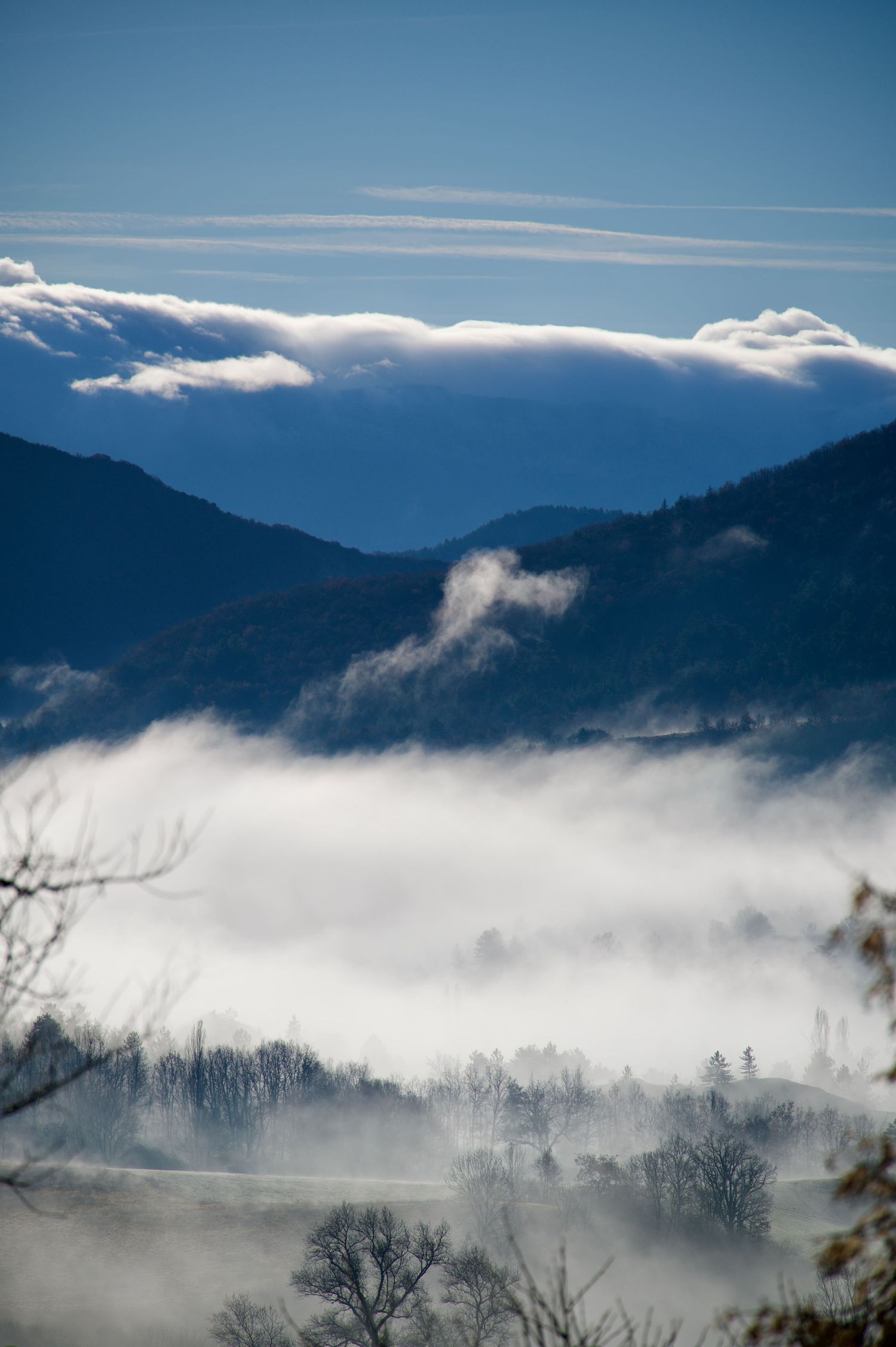 Morning mist on rolling hills near Digne-les-Bains.