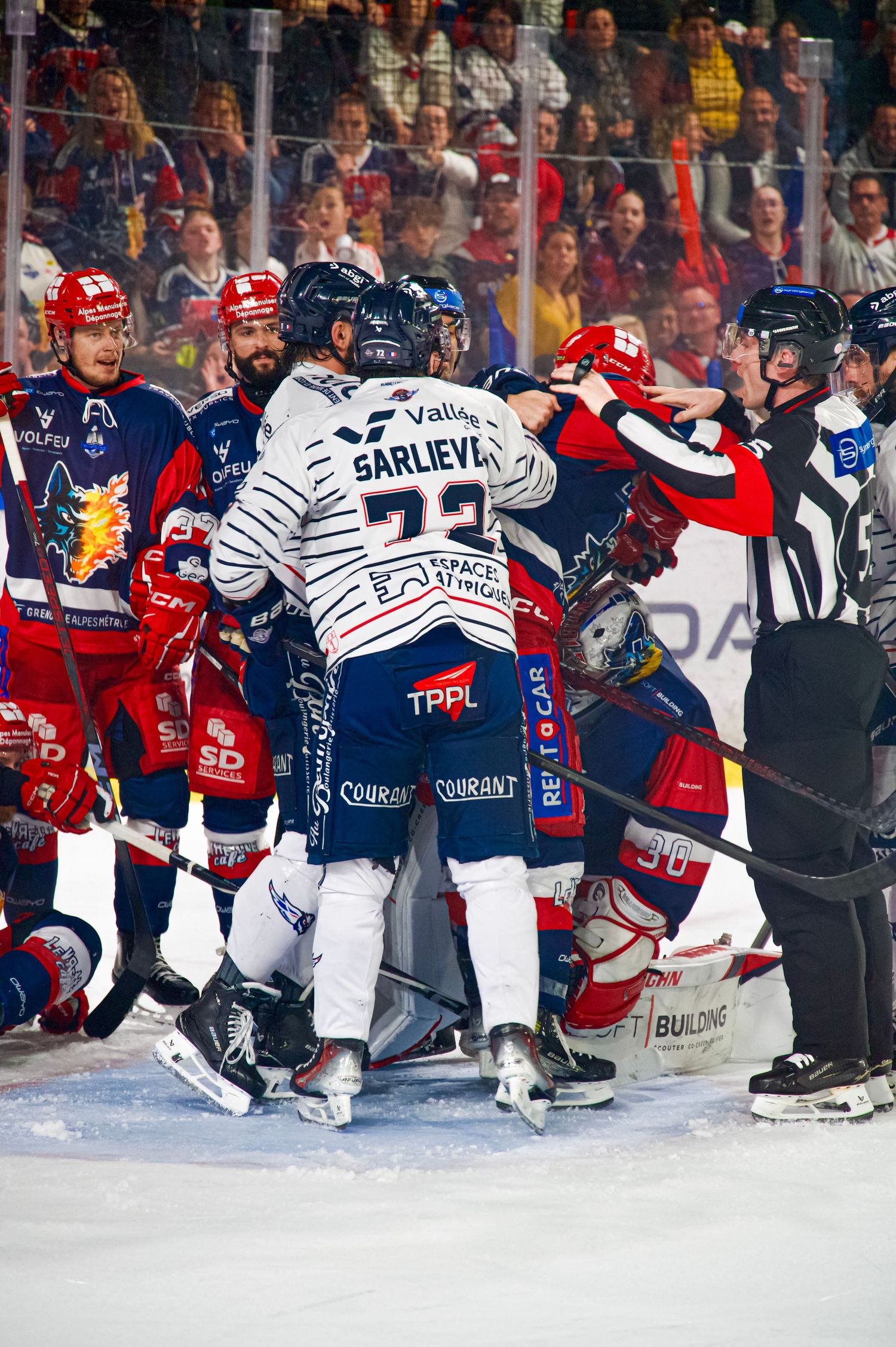Tense moment in the 2024-2025 Ligue Magnus final, Grenoble vs. Angers, as players clash in a fight.