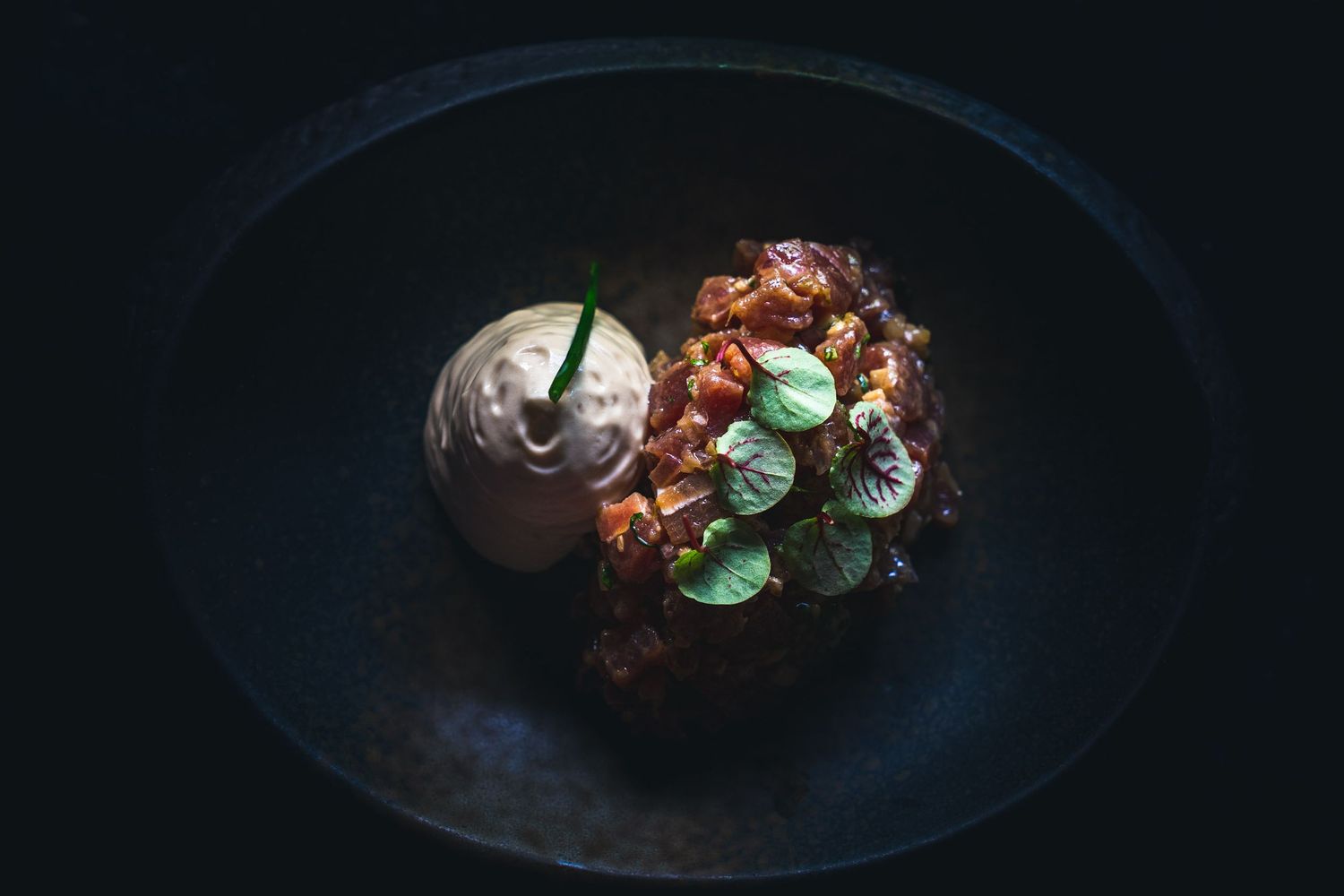 Carefully plated dish photographed in a Málaga restaurant, highlighting textures, colour and natural light.