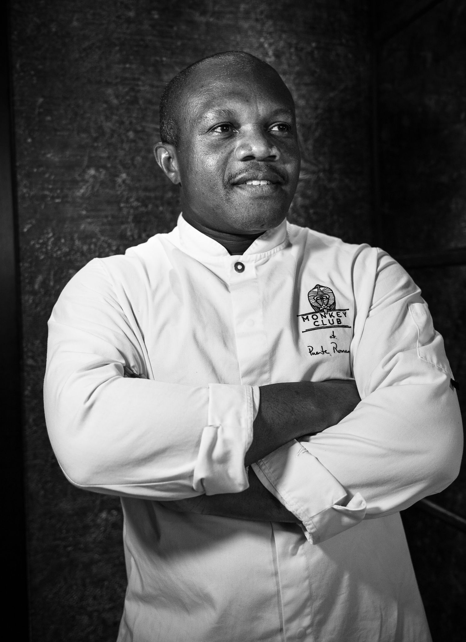 Portrait of a chef in a Málaga restaurant, photographed with natural light and a calm, professional atmosphere.