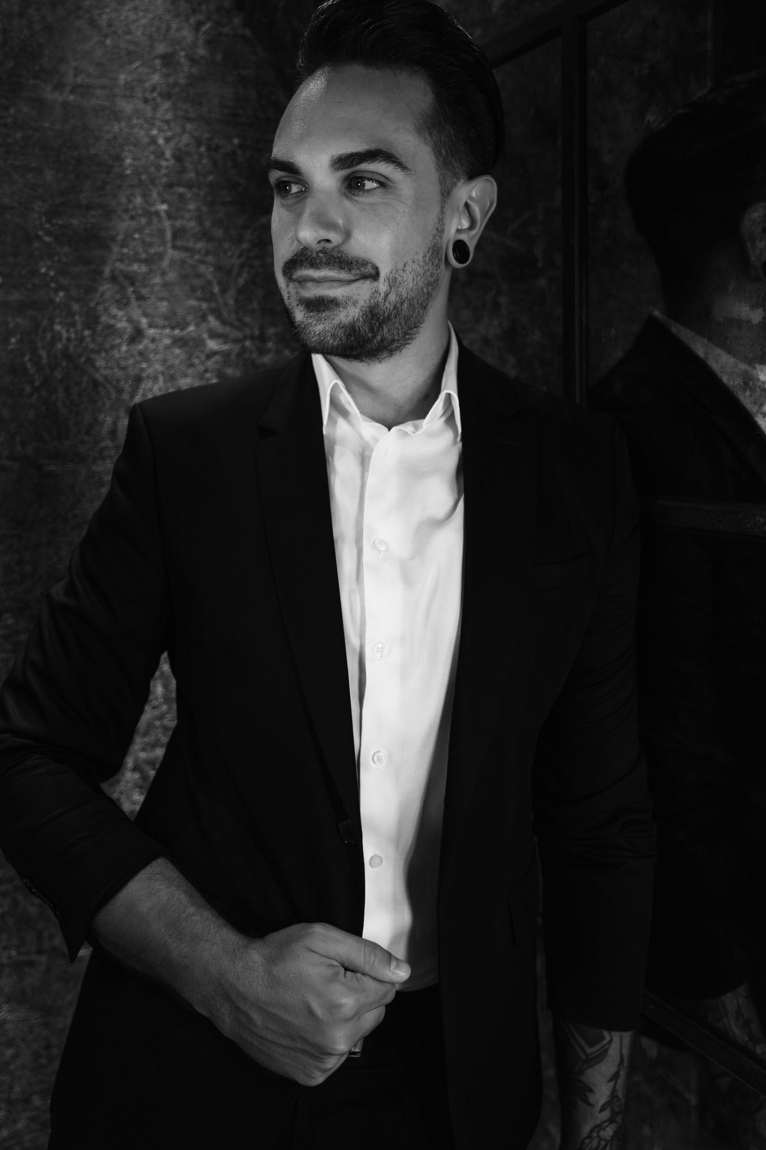 Portrait of a chef in a Málaga restaurant, photographed with natural light and a calm, professional atmosphere.