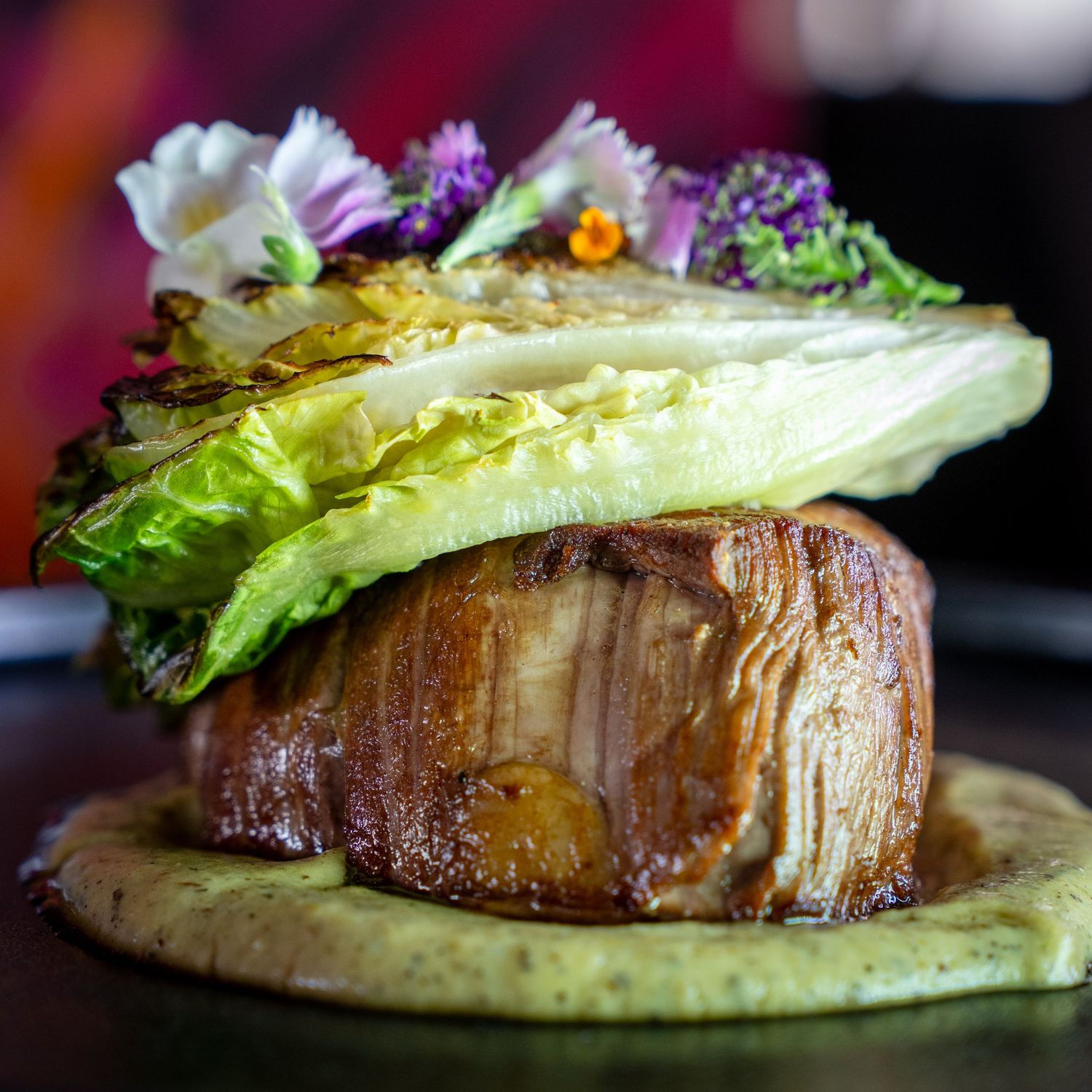 Beef tenderloin, carefully plated dish photographed in a Málaga restaurant, highlighting textures, colour and natural light.
