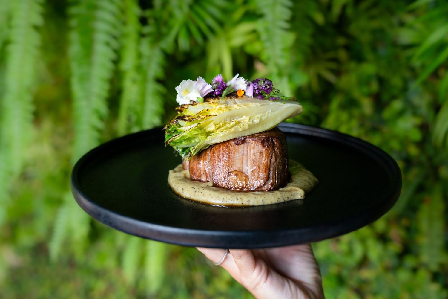 Carefully plated dish photographed in a Málaga restaurant, highlighting textures, colour and natural light.