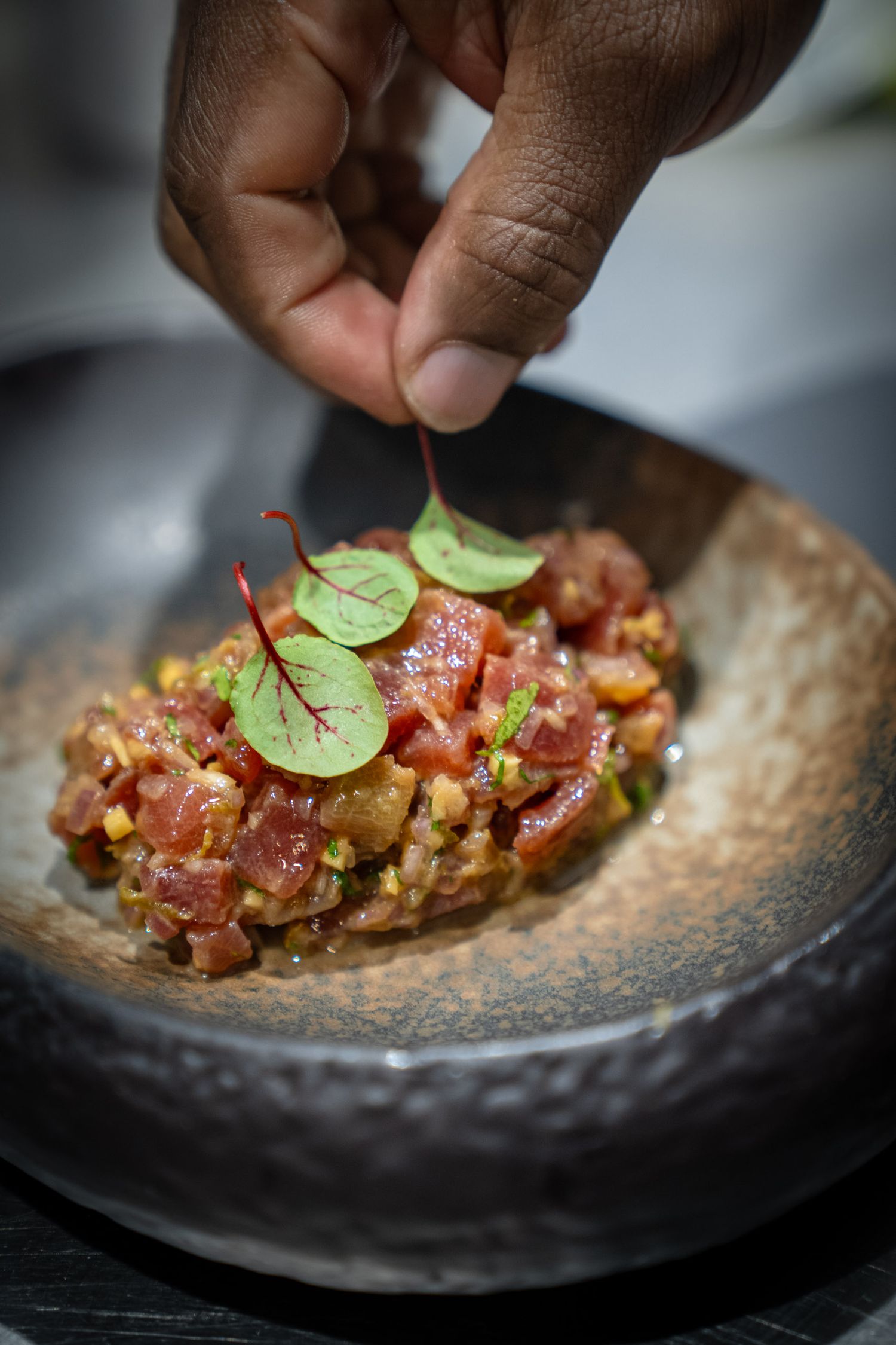 Carefully plated dish photographed in a Málaga restaurant, highlighting textures, colour and natural light.