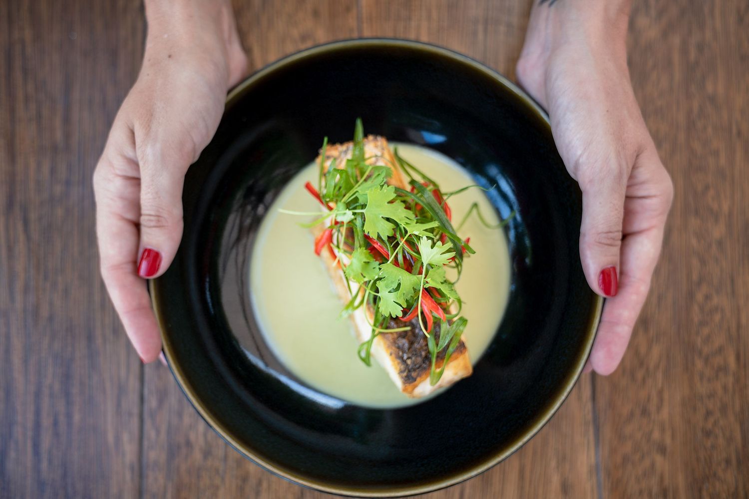 Carefully plated dish photographed in a Málaga restaurant, highlighting textures, colour and natural light.