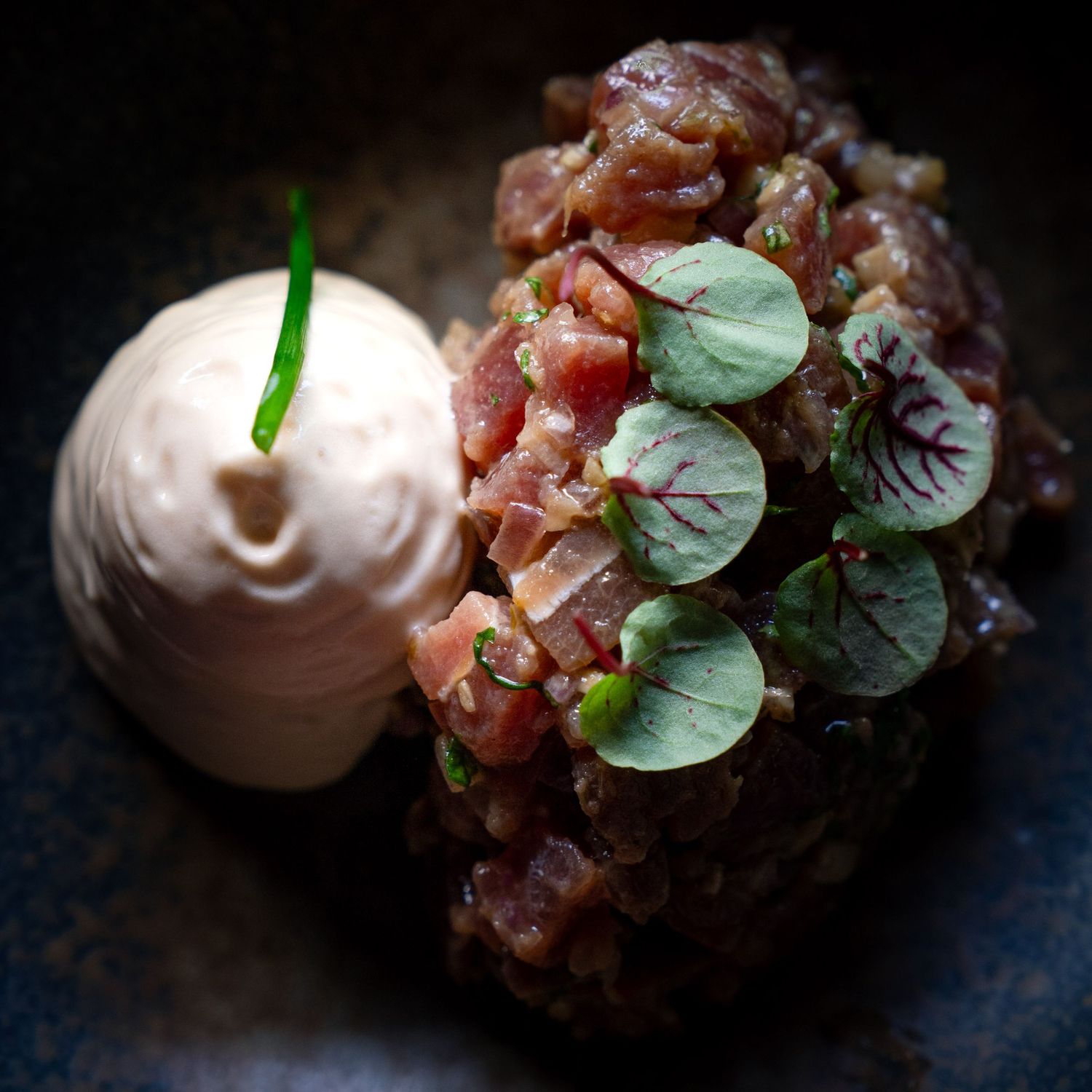 Carefully plated dish photographed in a Málaga restaurant, highlighting textures, colour and natural light.