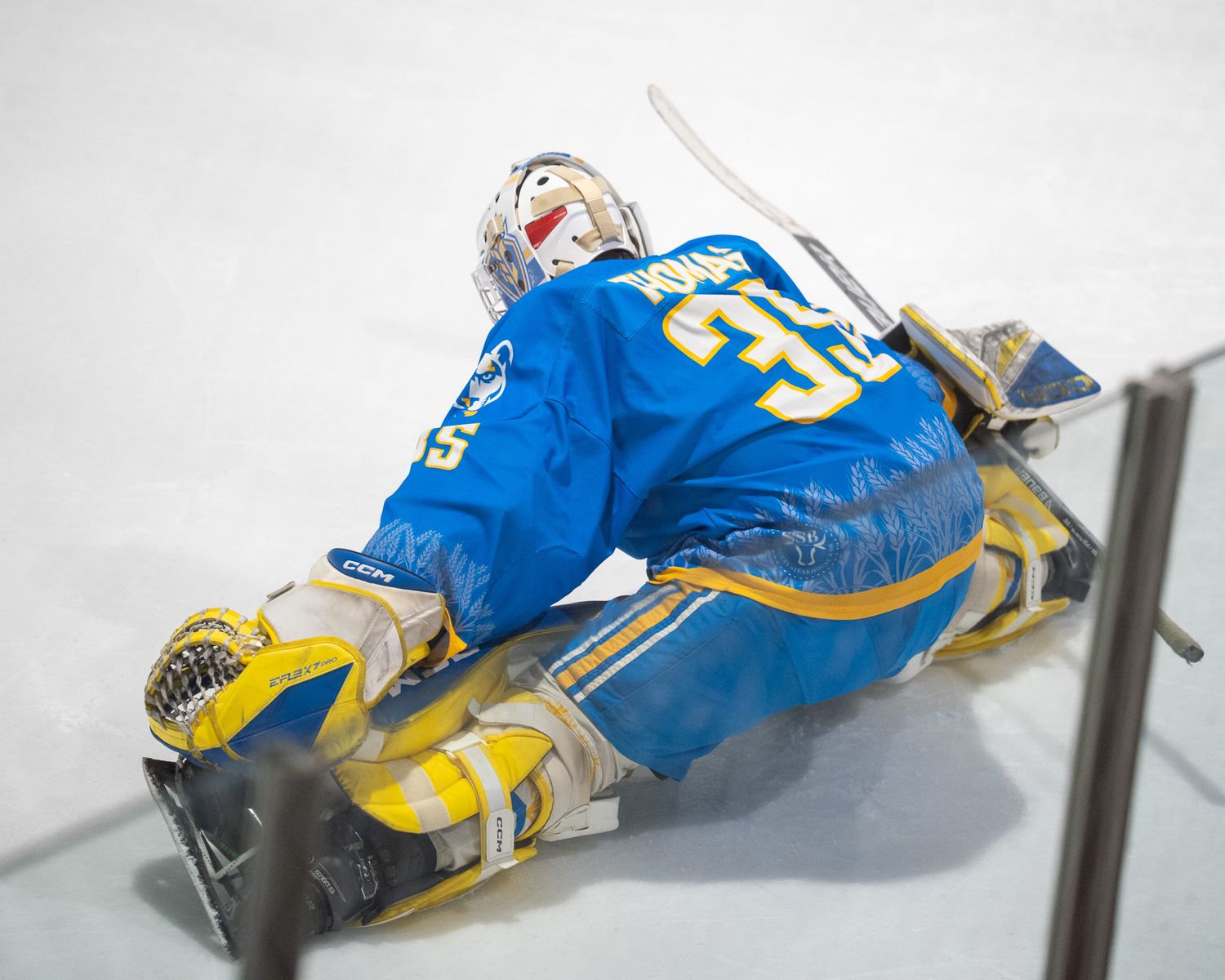 PHA Goalie doing the splits.