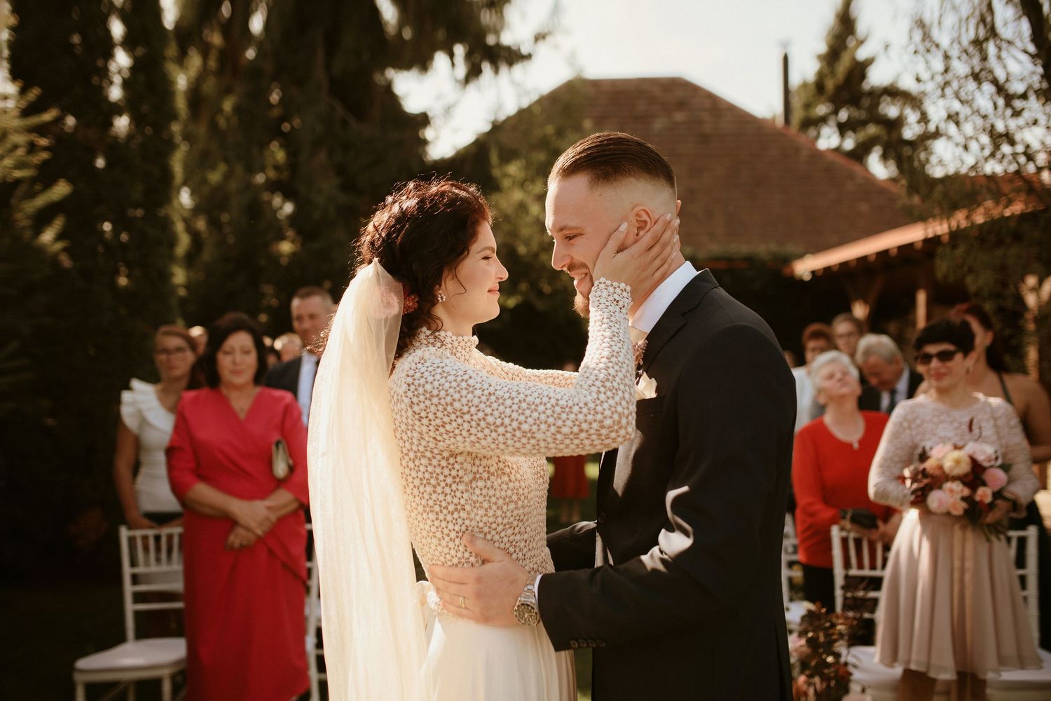 Emotívna momentka nevesty a ženícha na civilnom sobáši v záhrade svadobných priestorov Neco Estate Winery v Modre.