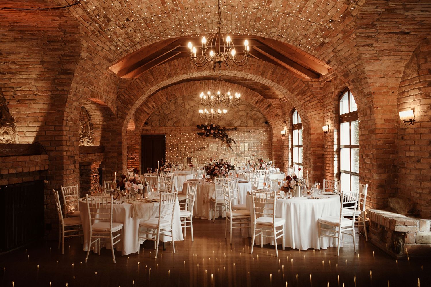 Svadobná sála priestorov Neco Estate Winery v Modre vyzdobená floristkami z Kvetinového ateliéru Peony a zachytená fotografkou z Láskyplné.