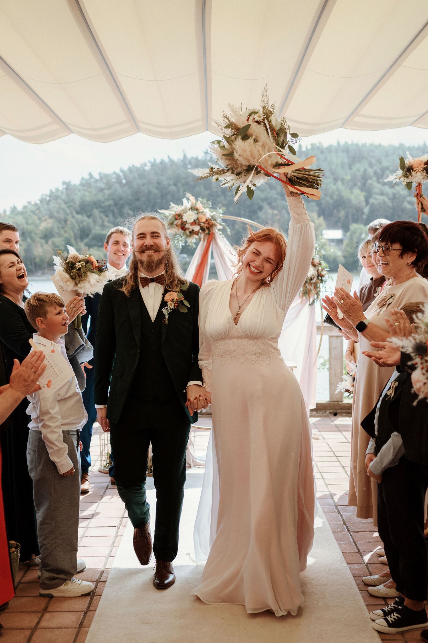 Veselá fotka nevesty a ženícha z obradu