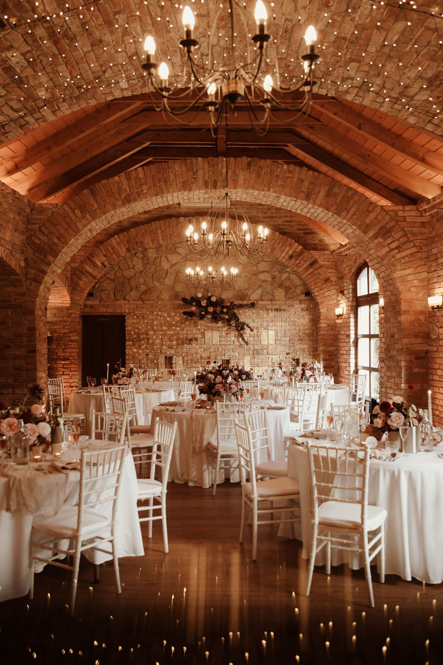 Romantická svadobná výzdoba od kvetinového ateliéru Peony vo svadobnej sále priestorov prevádzky Neco Estate Winery v Modre