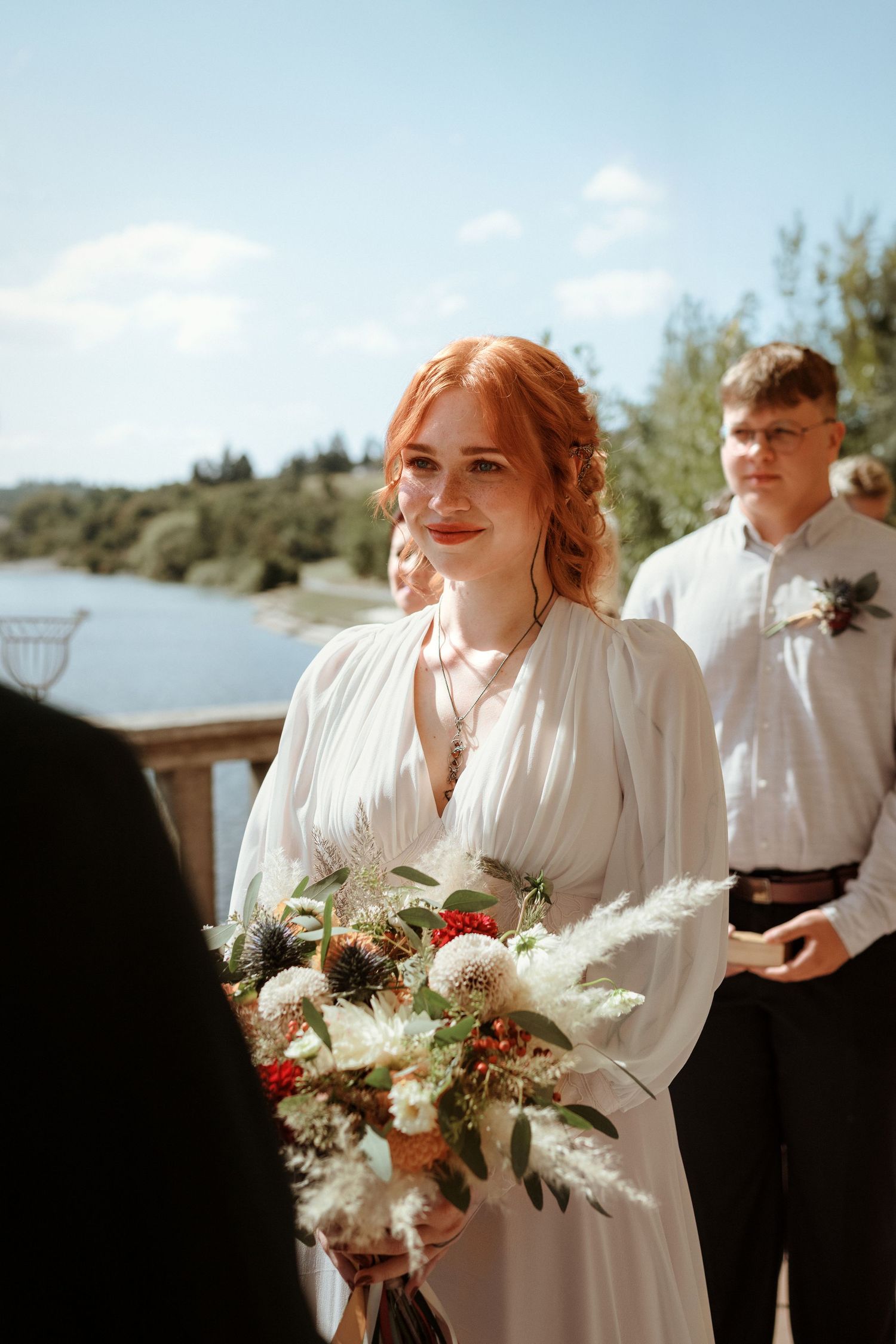 Emotívna fotka nevesta počas sobáša na terase Hotela Plumlov