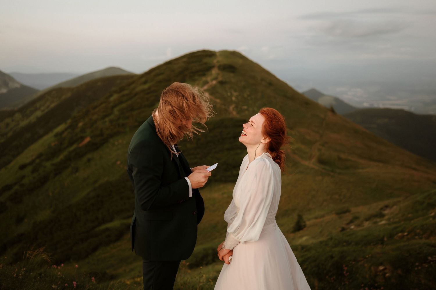 Slovenský elopement, čítanie si svadobných sľubov na kopci v horskom prostredí.