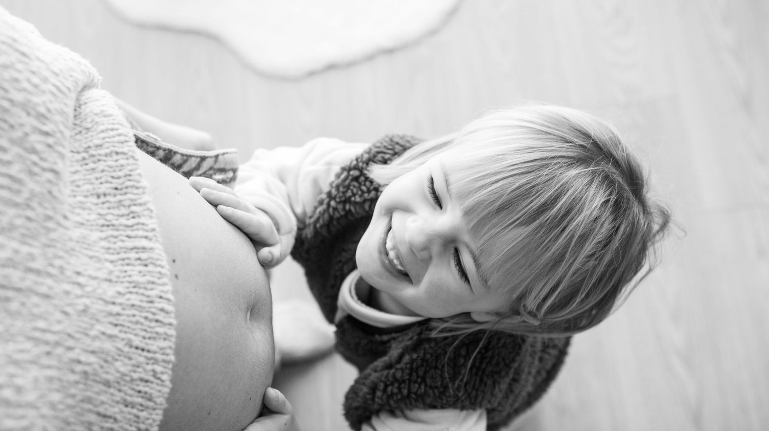 Dit is een foto van een zwangere mama met haar dochter