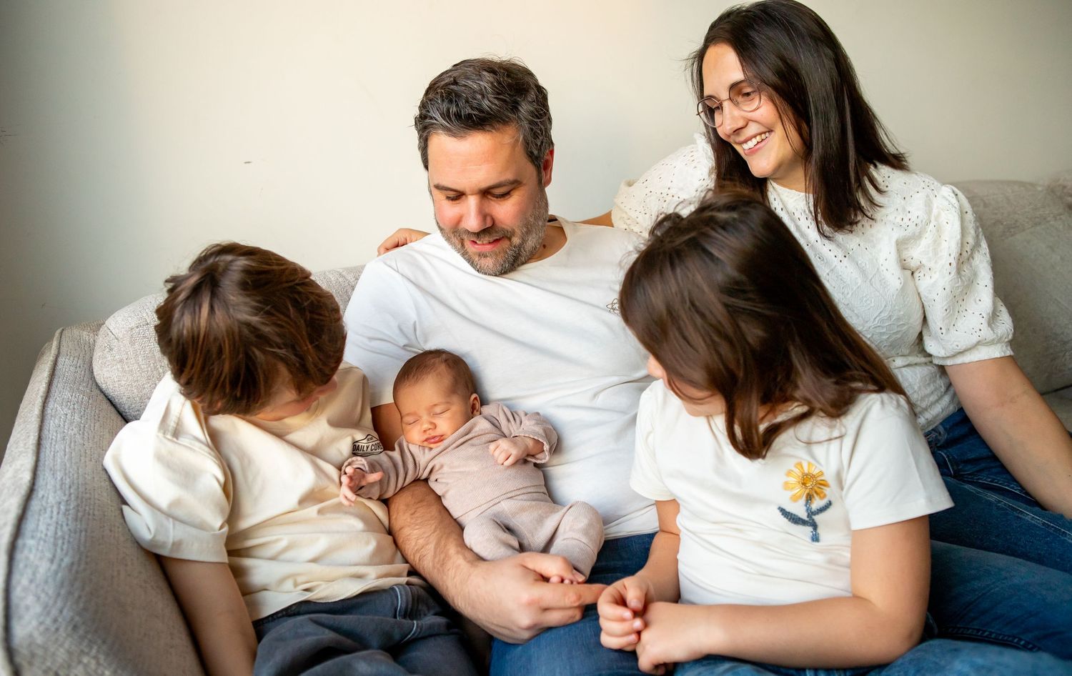 Dit is een foto van een gezinnetje met een pasgeboren baby