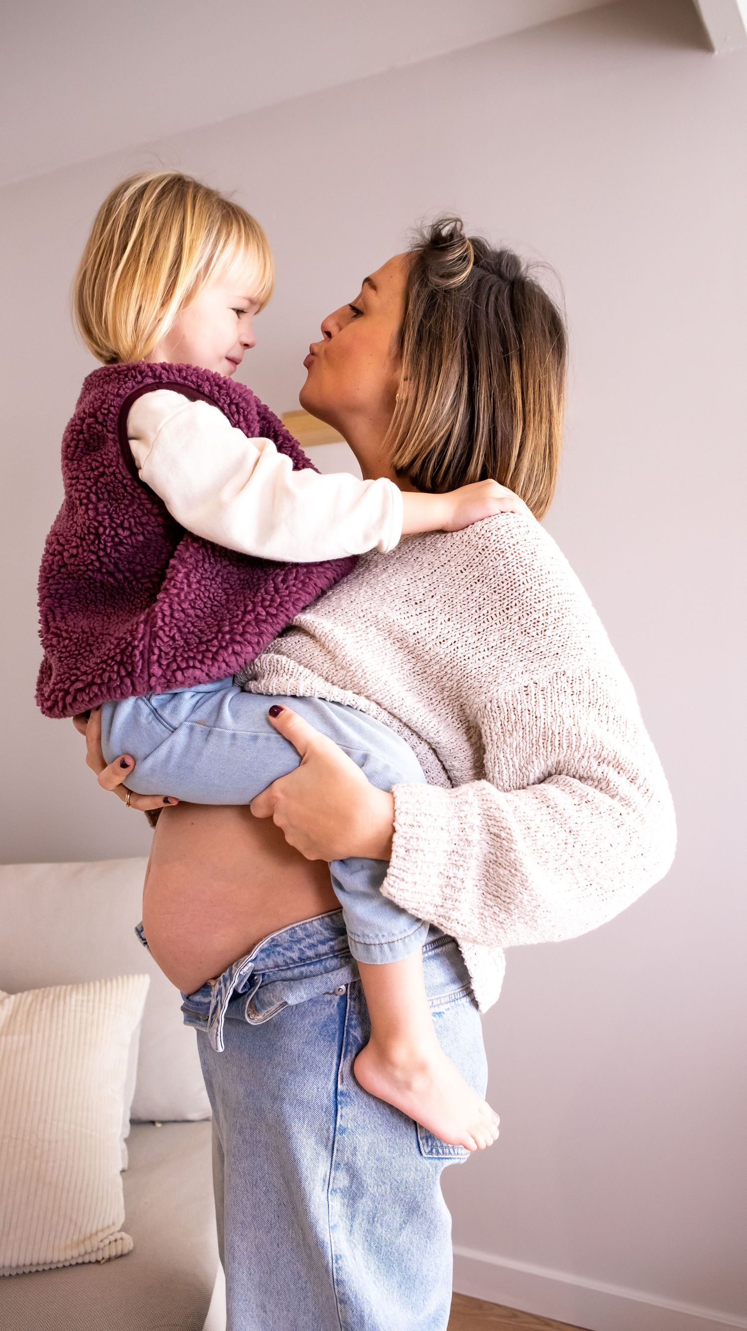 Dit is een foto van een zwangere mama met haar dochter