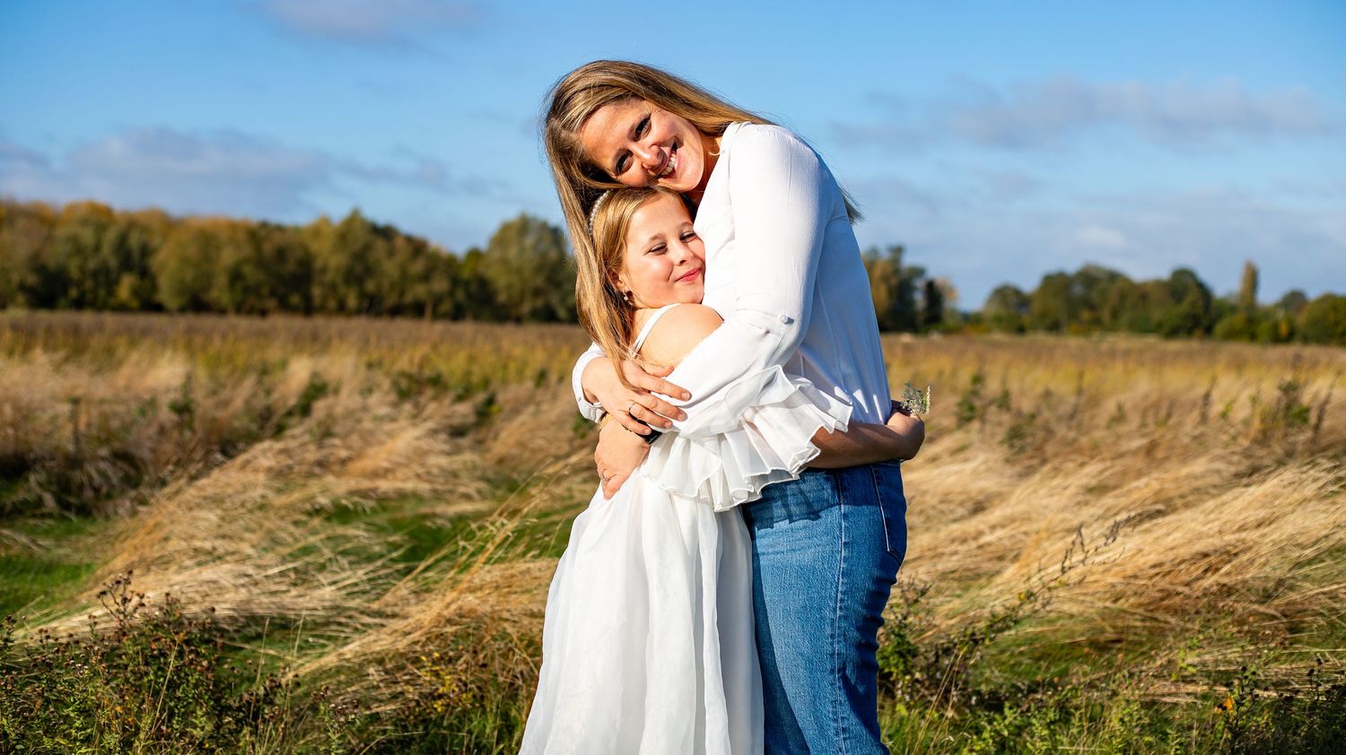Dit is een foto van een mama met haar dochter
