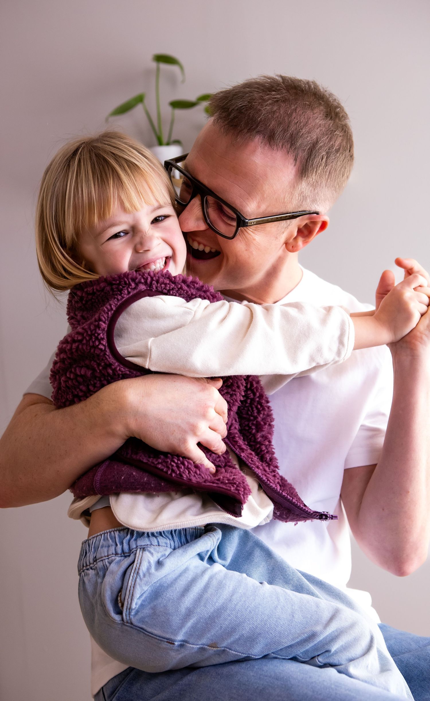 Dit is een foto van een papa met zijn dochter