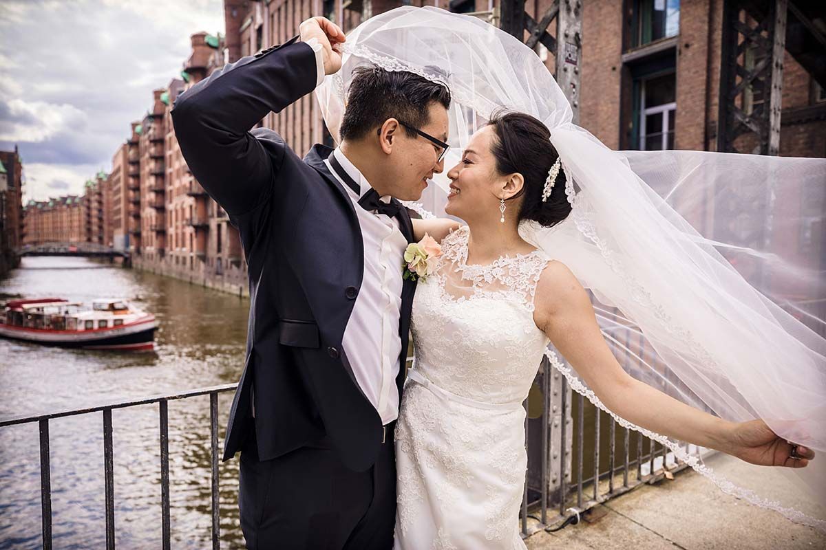 Hochzeitsfotograf Hamburg - kreative Hochzeitsportraits in der Speicherstadt und Hafen-City