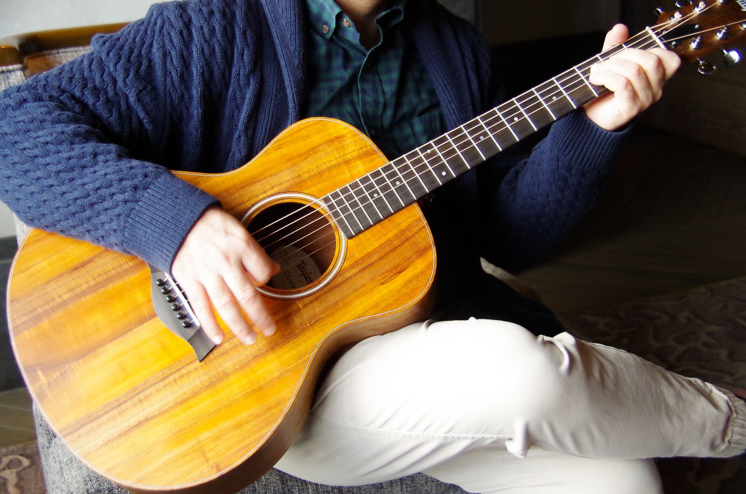Branding business photo of man playing guitar in Fells Point, MD