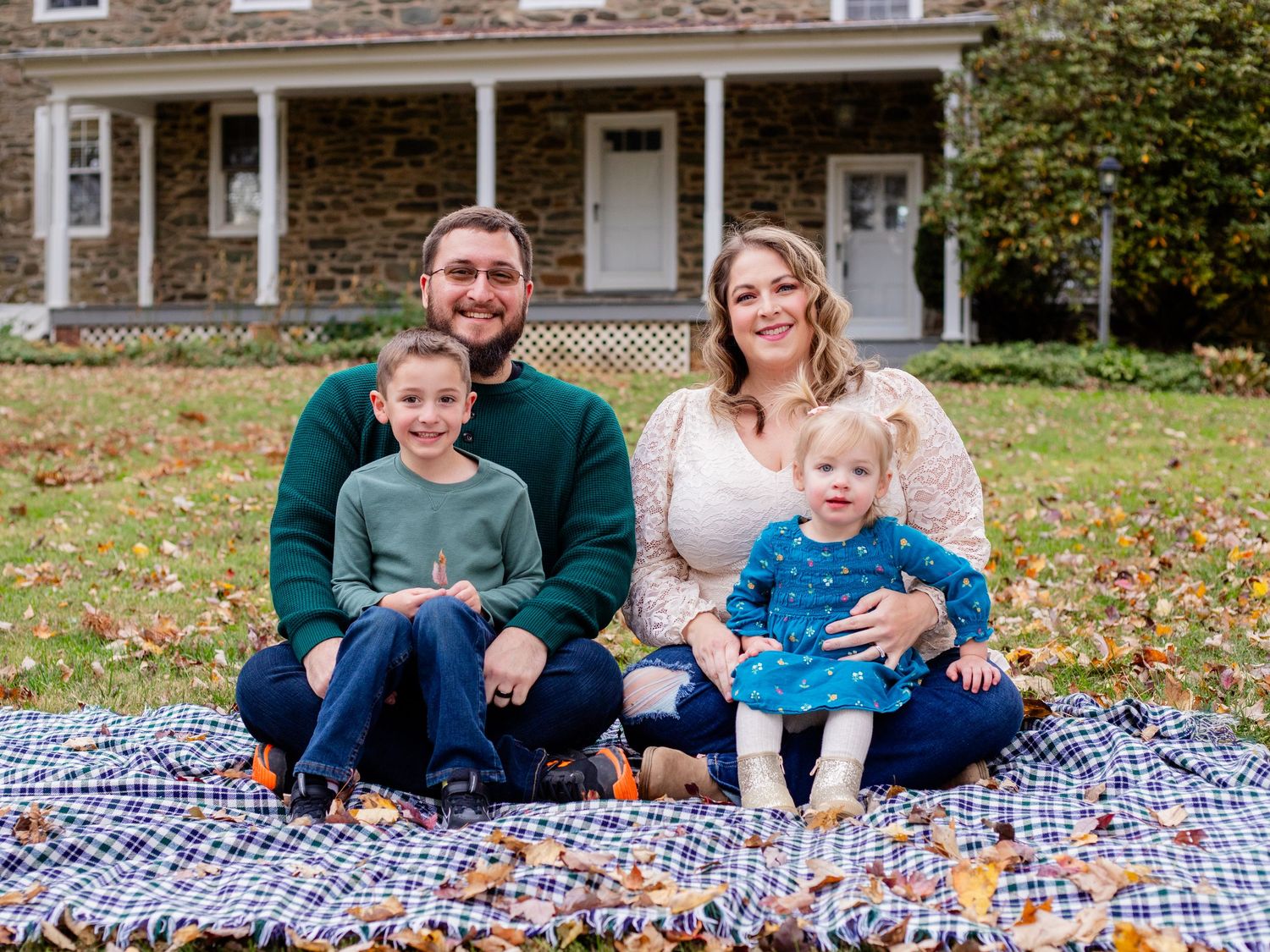 Dad and mom with two kids during a Harford County, MD photo session.