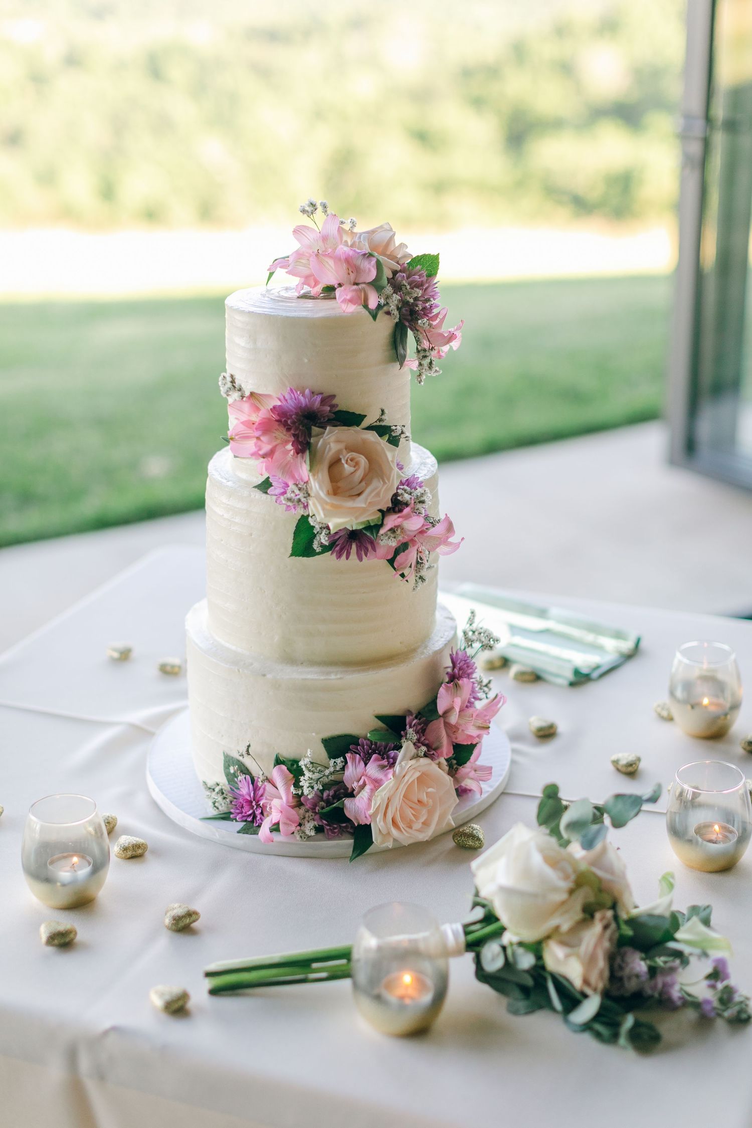 Beautifully decorated wedding cake at Chateau Selah wedding in Tennessee.