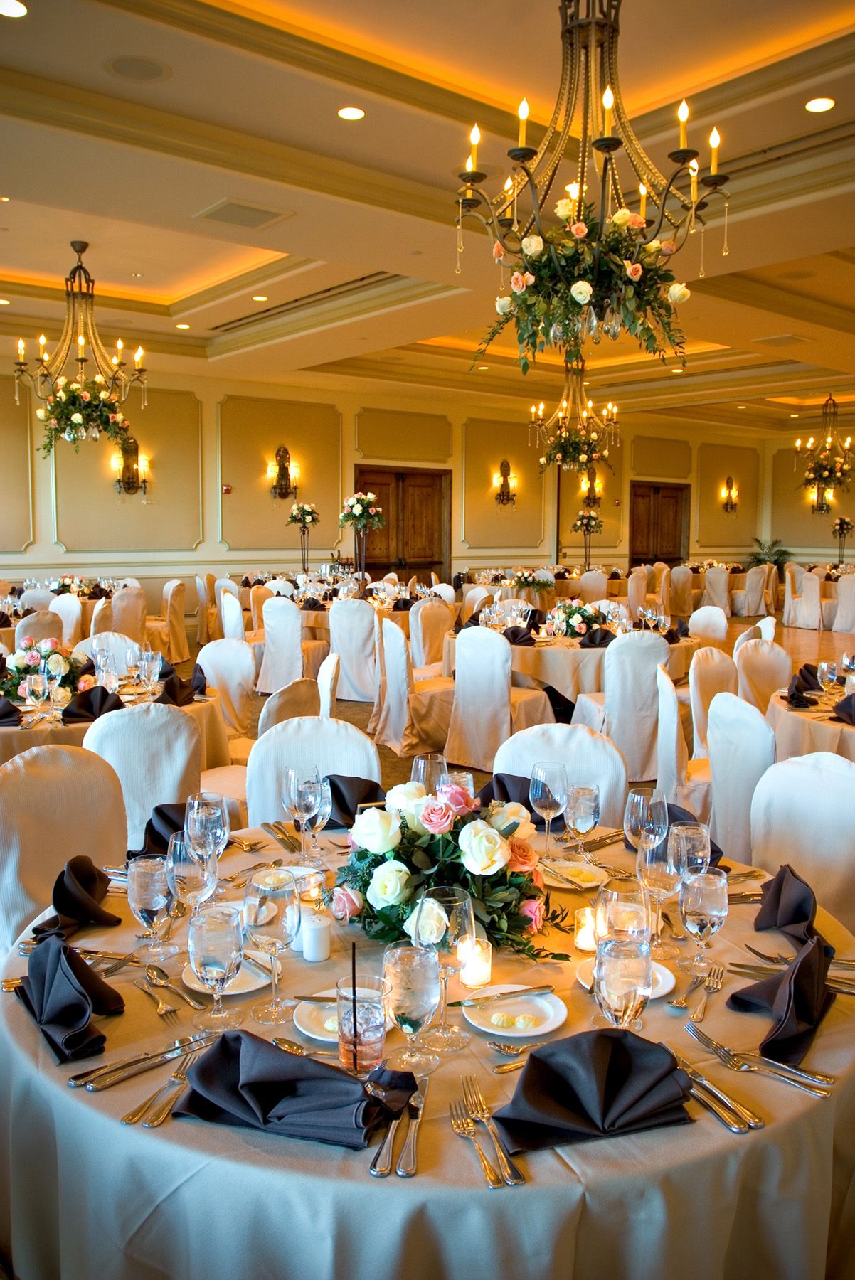 Gala dinner event in Phoenix, Arizona with elegant décor