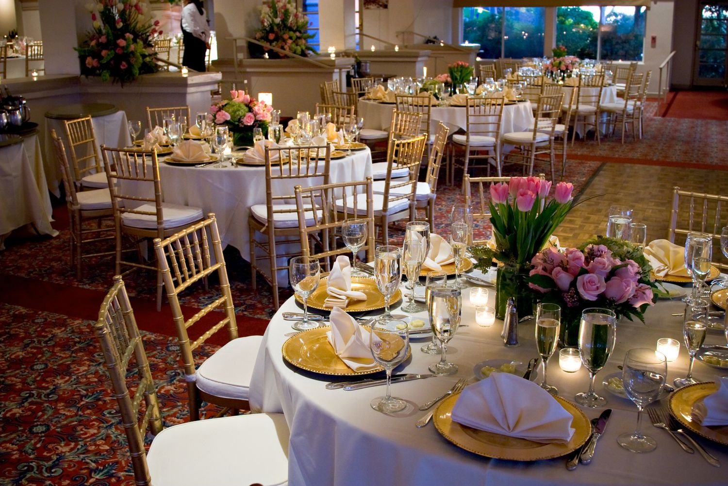 Elegant dinner event with floral décor