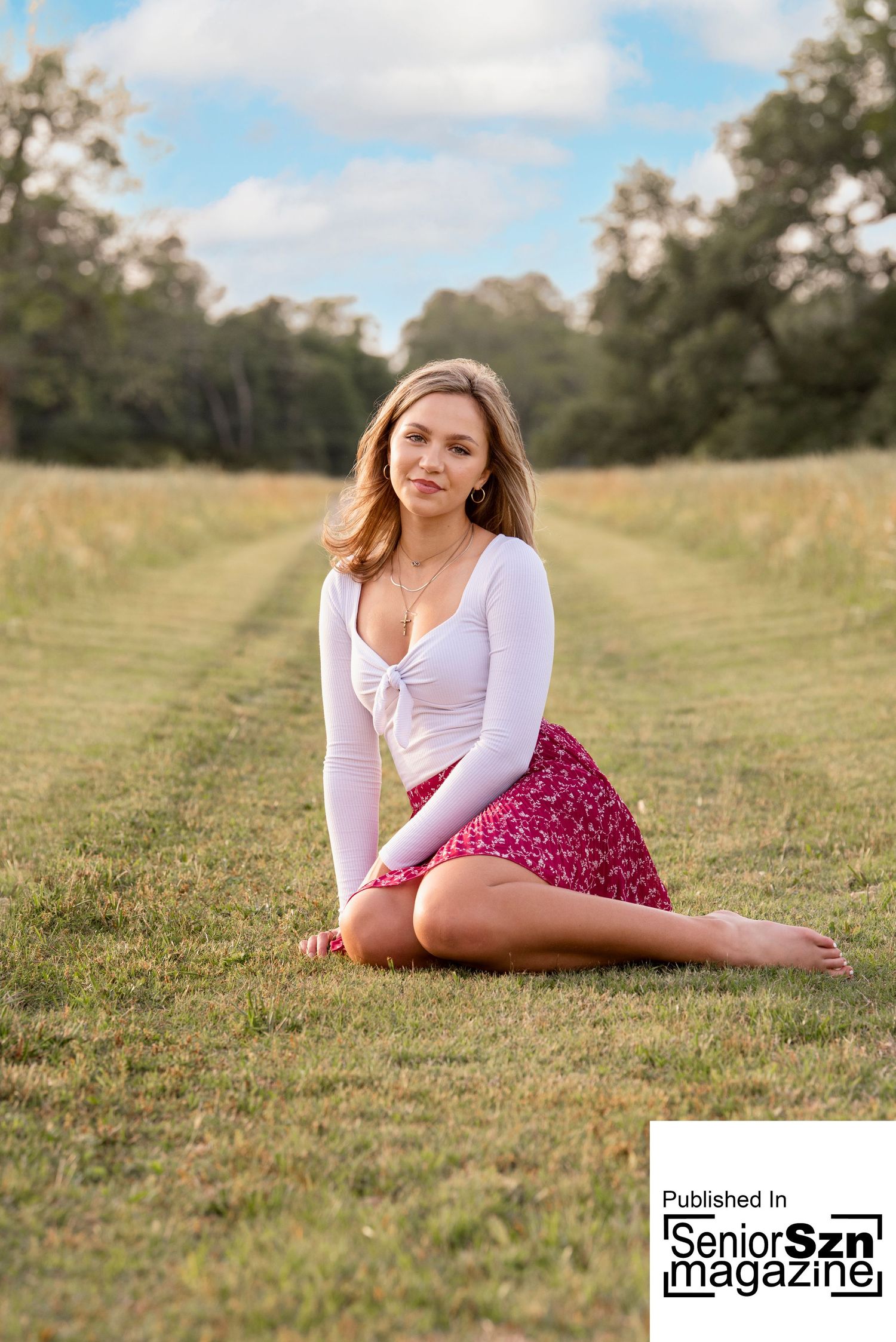 The Woodlands senior photography for girls.  Senior girl in a field in spring Texas