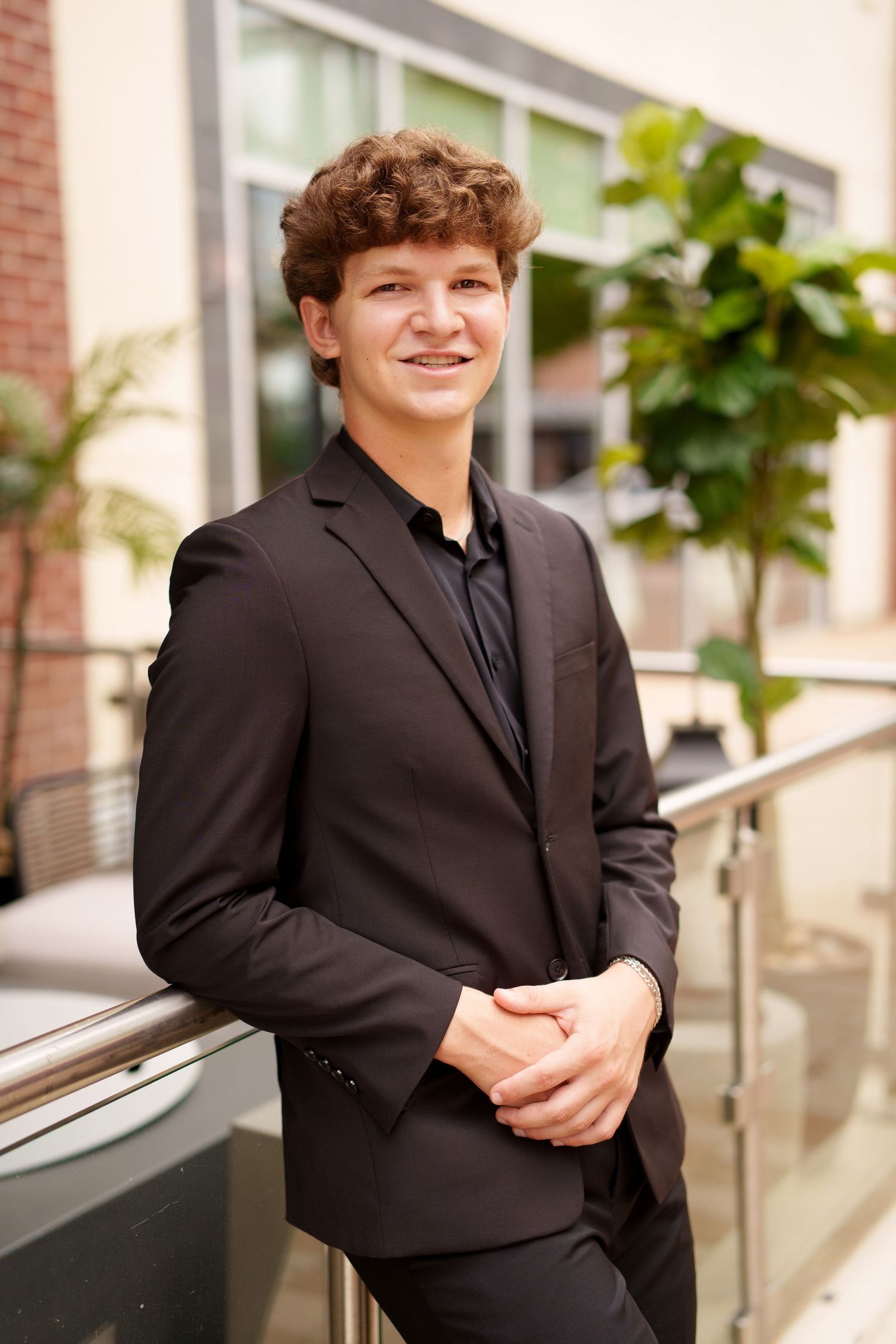 senior photos in a suit.  the woodlands senior photographer. senior photos for guys in the woodlands.  boy senior photos.