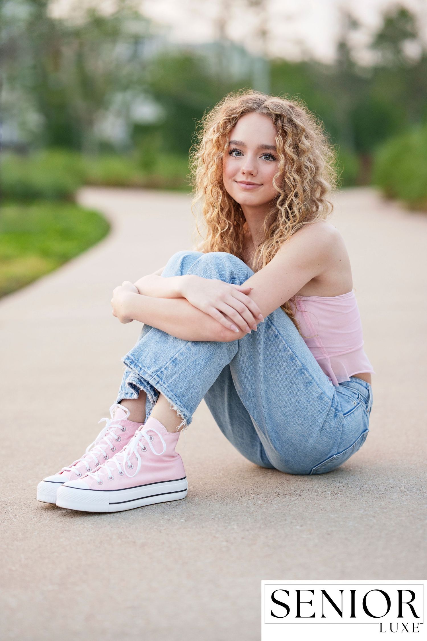 Senior photographer in the Woodlands .  Urban senior girl photo session.   Senior Pictures.
