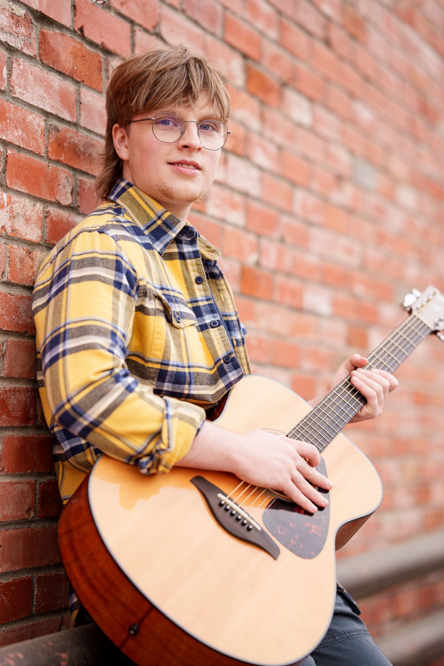 The Woodlands Senior Photographer.  Senior guy photos in the Woodlands. senior photos with a guitar