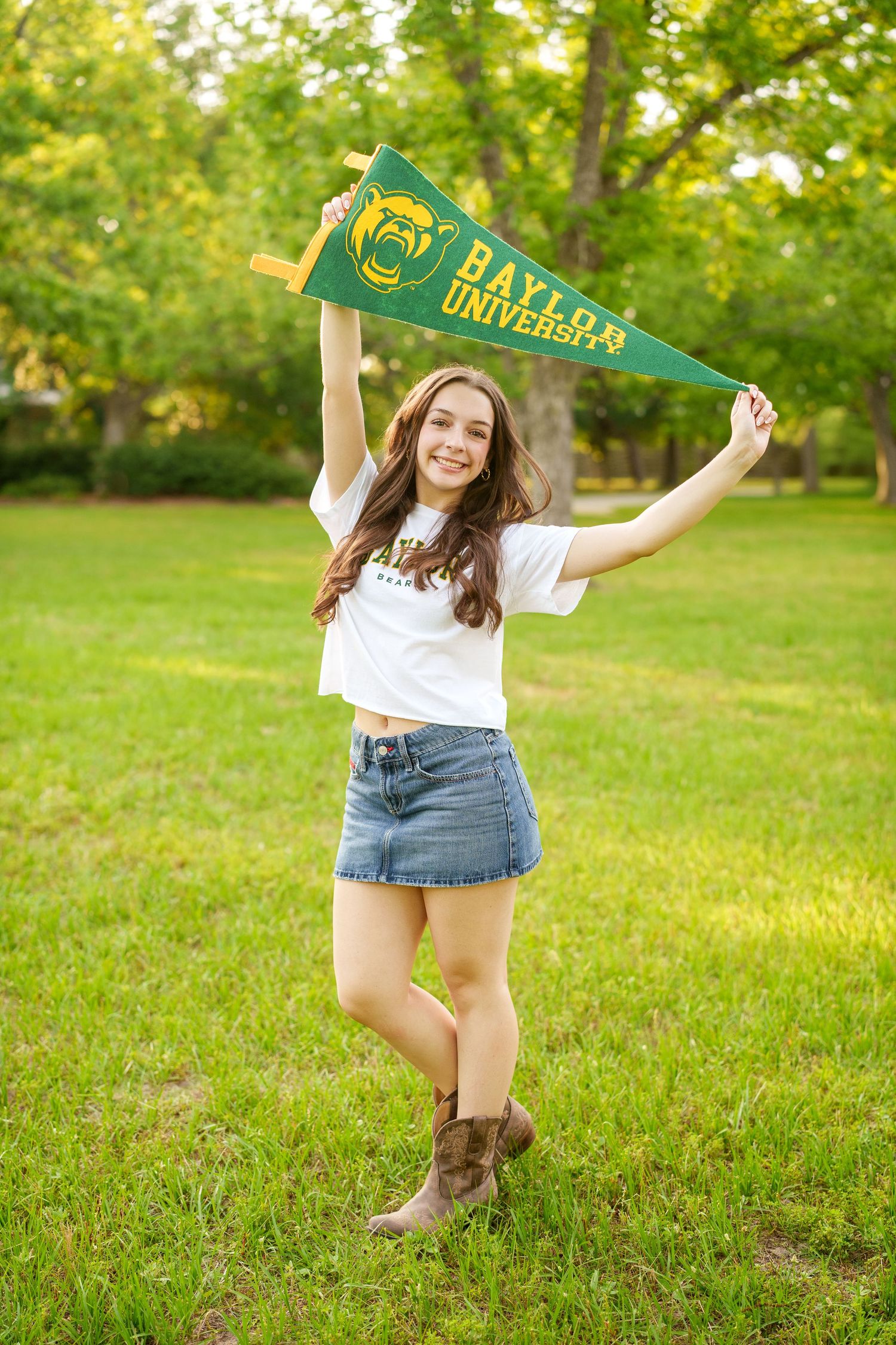 Baylor college reveal images.  Posing with college gear for senior photos.  The woodlands senior photographer college session
