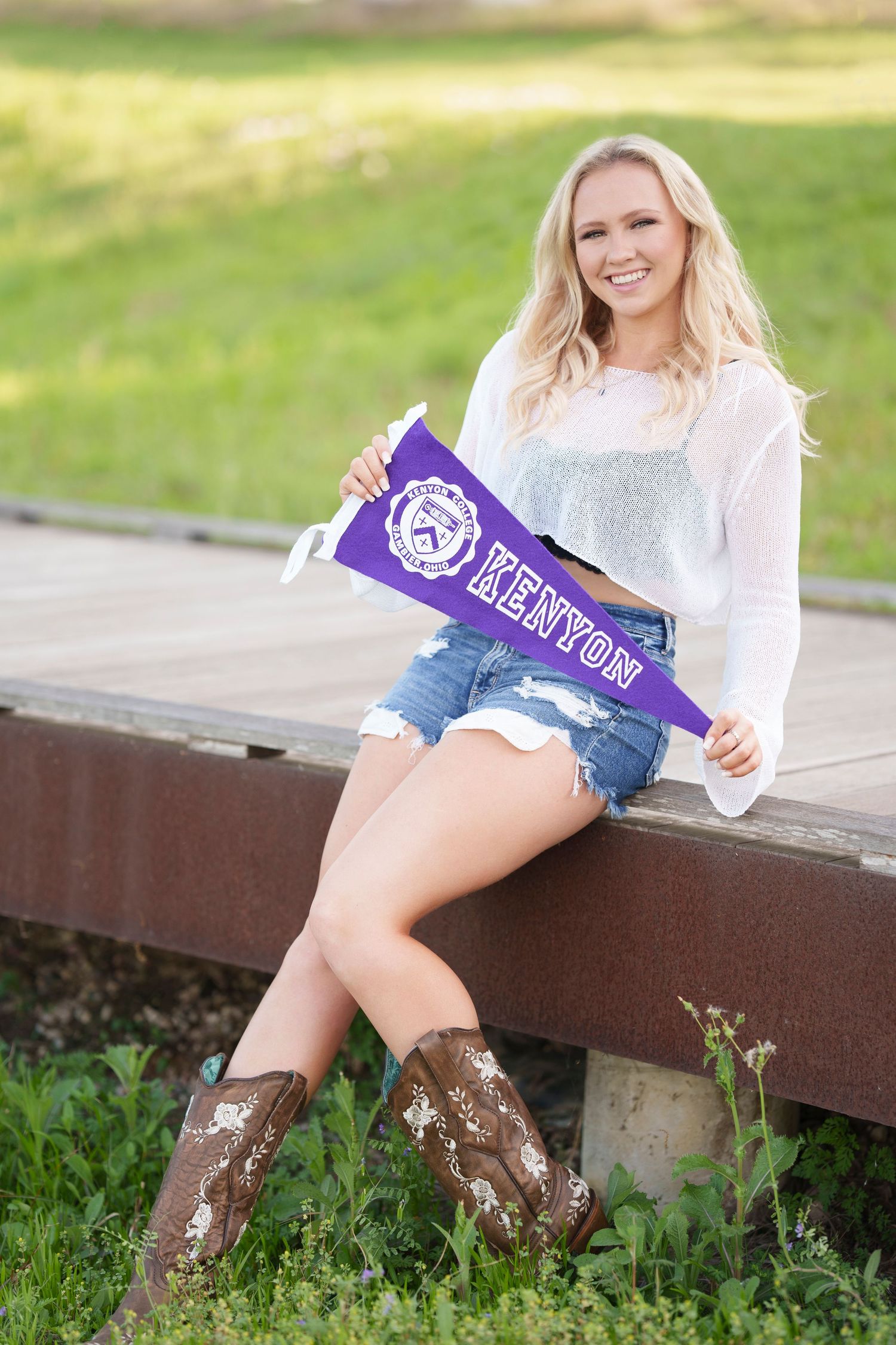 college reveal images.  Posing with college gear for senior photos.  The woodlands senior photographer college session