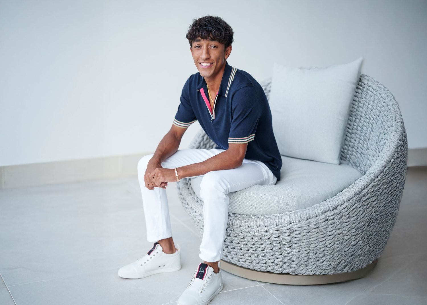 Senior boy photo.  What to wear for senior photos.